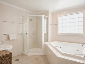 Deluxe Suite Bathroom