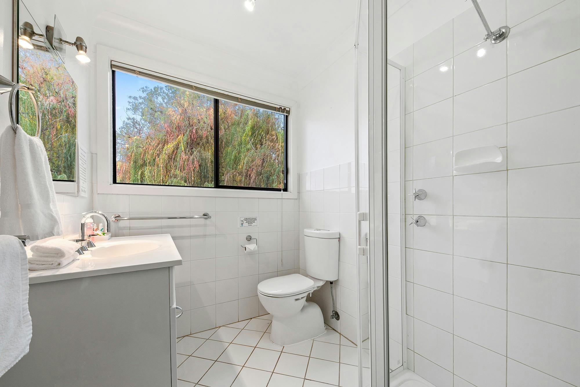 Main bathroom on Moving Waters