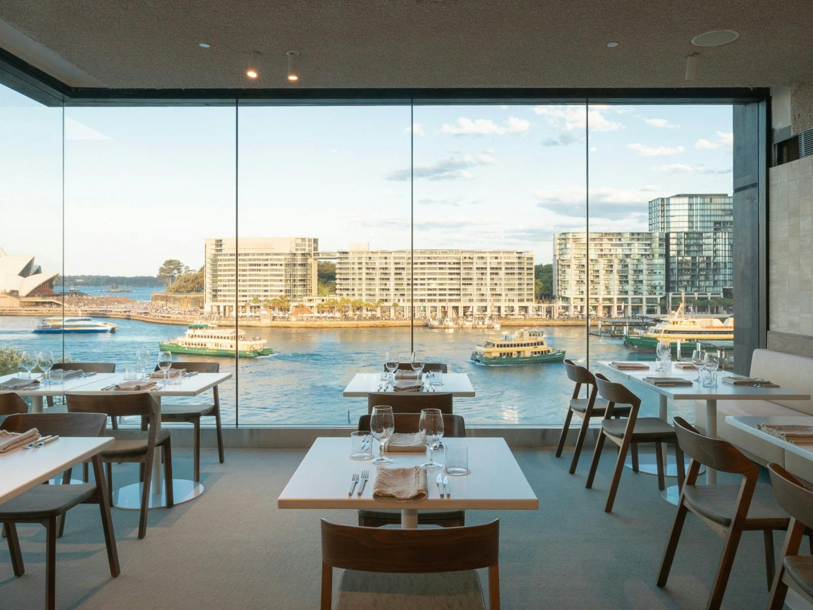 餐厅内部俯瞰悉尼港。