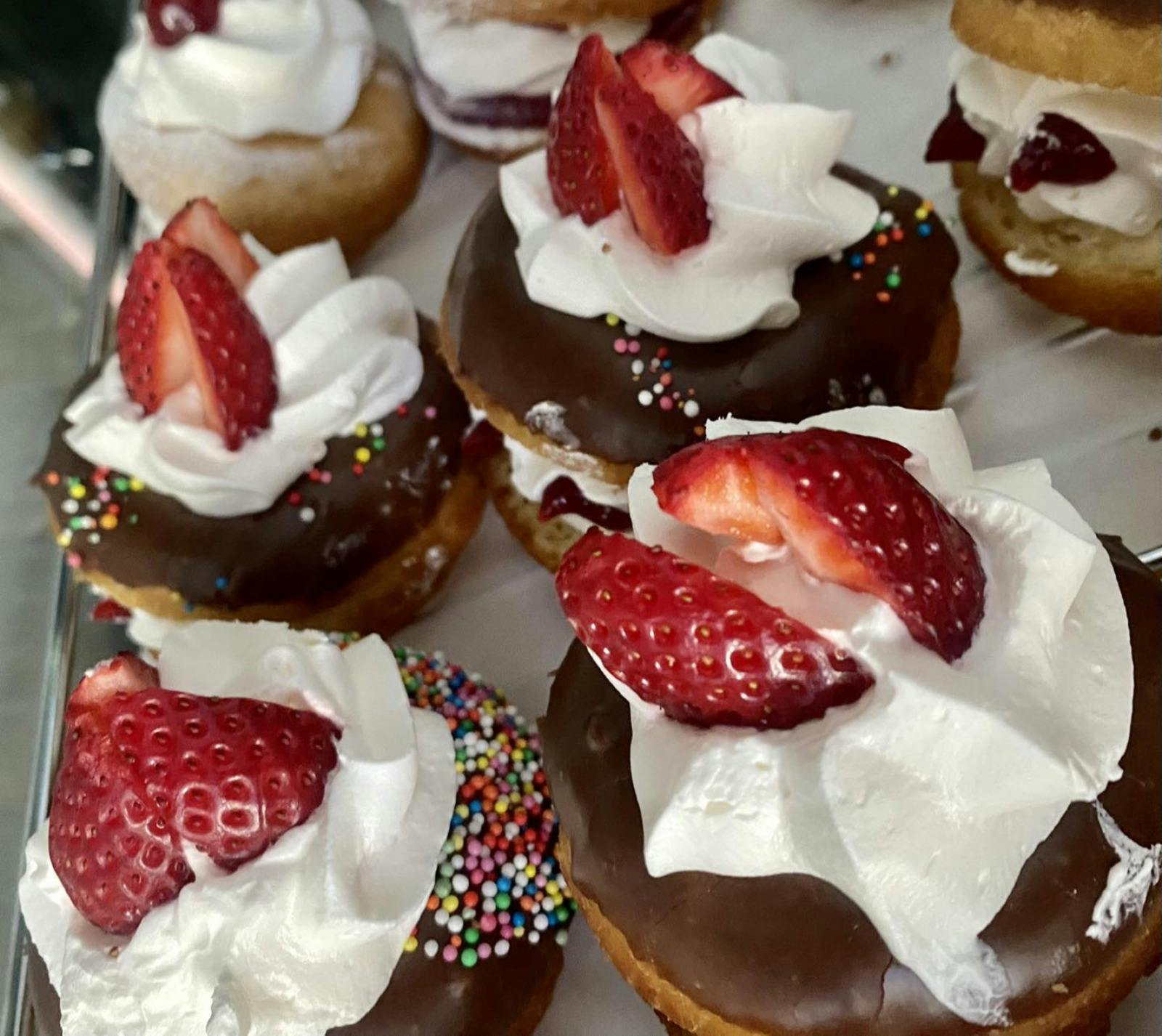 草莓奶油甜甜圈巧克力灑