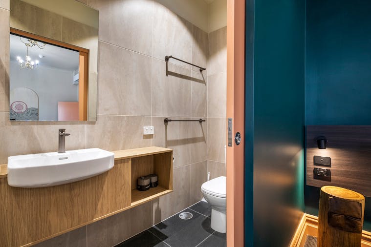Studio Twin Queen Ensuite