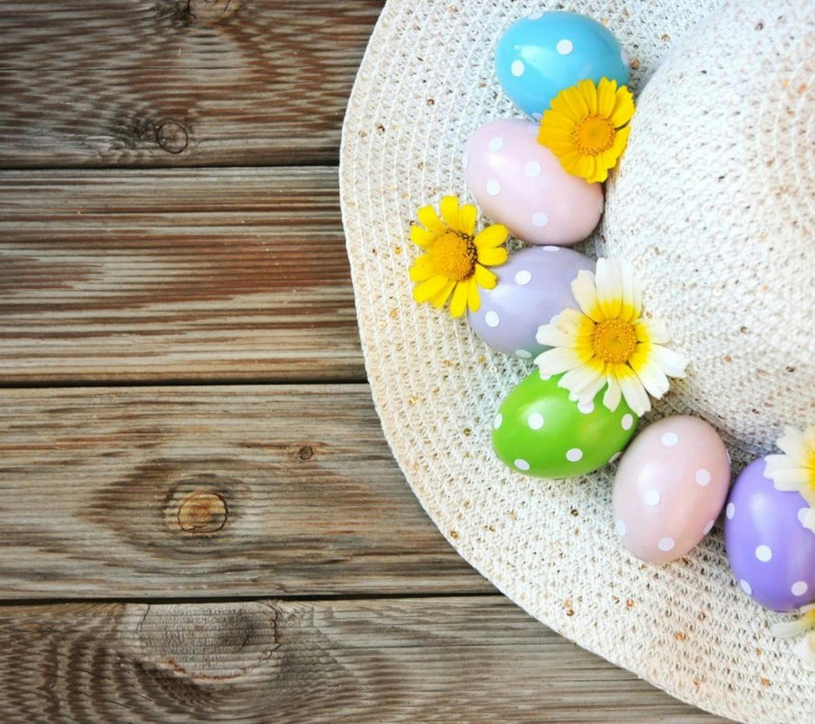 white hat with daisies and easter eggs on top