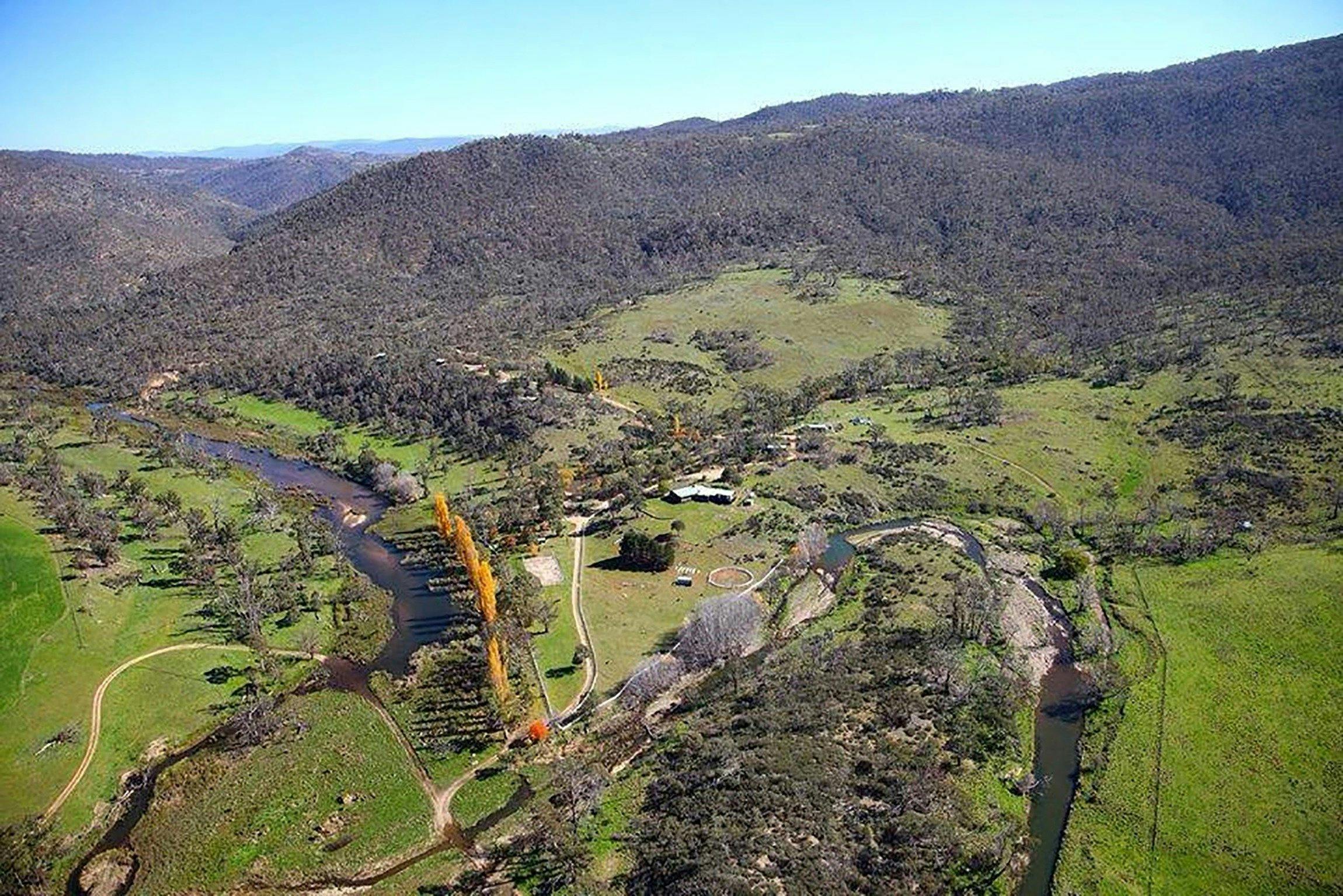 눈 덮인 강 오두막