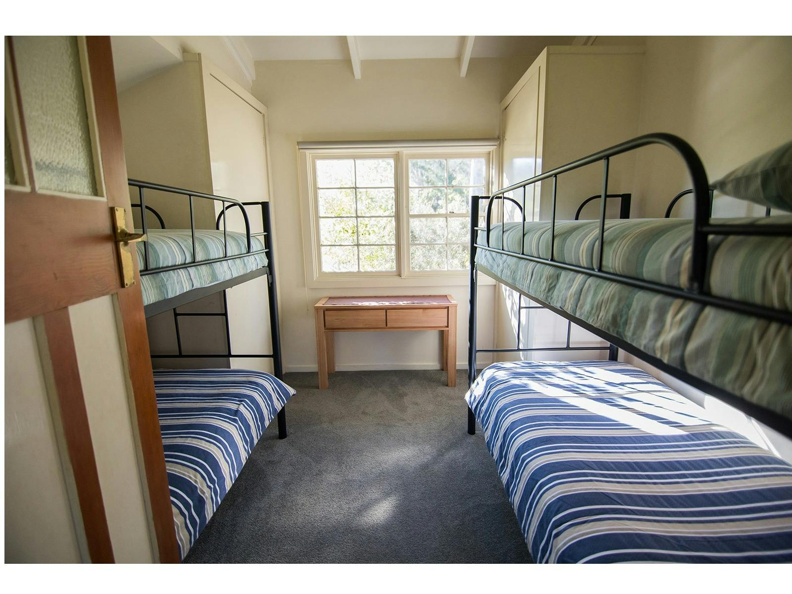 卧室配有四张单人双层床