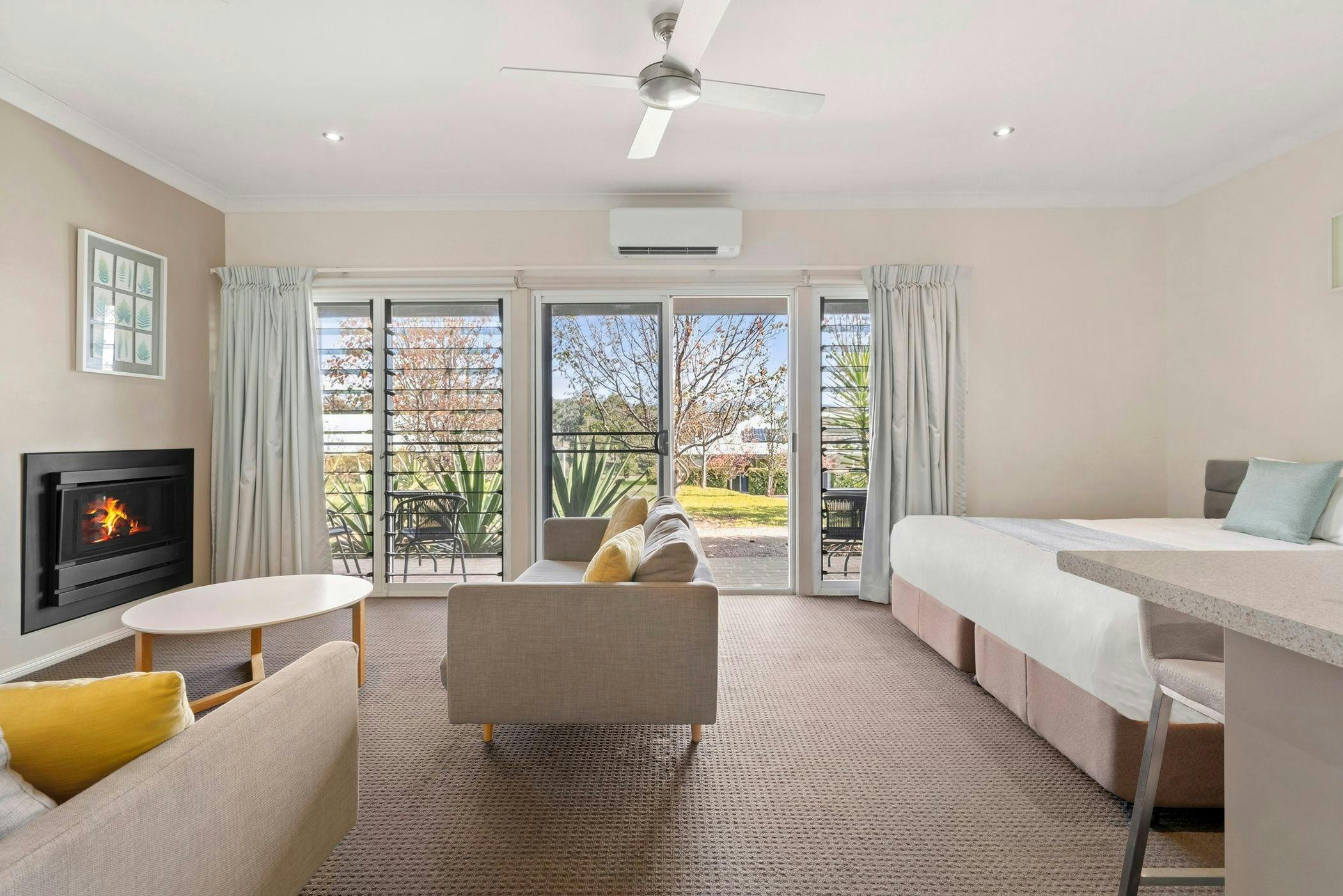 壁爐、床、客廳