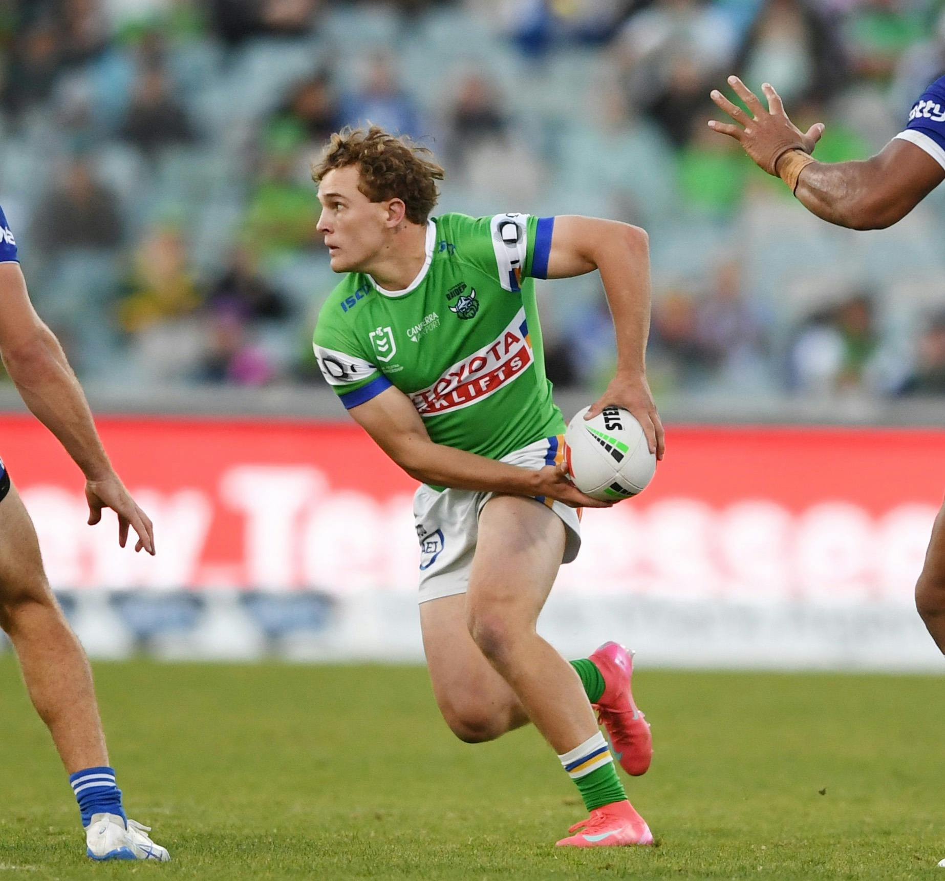Canberra Raiders player Owen Pattie passing the ball.
