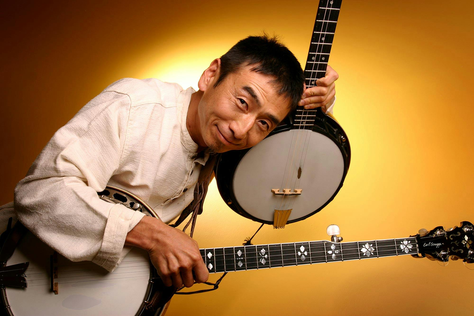 Performer Montz with banjos