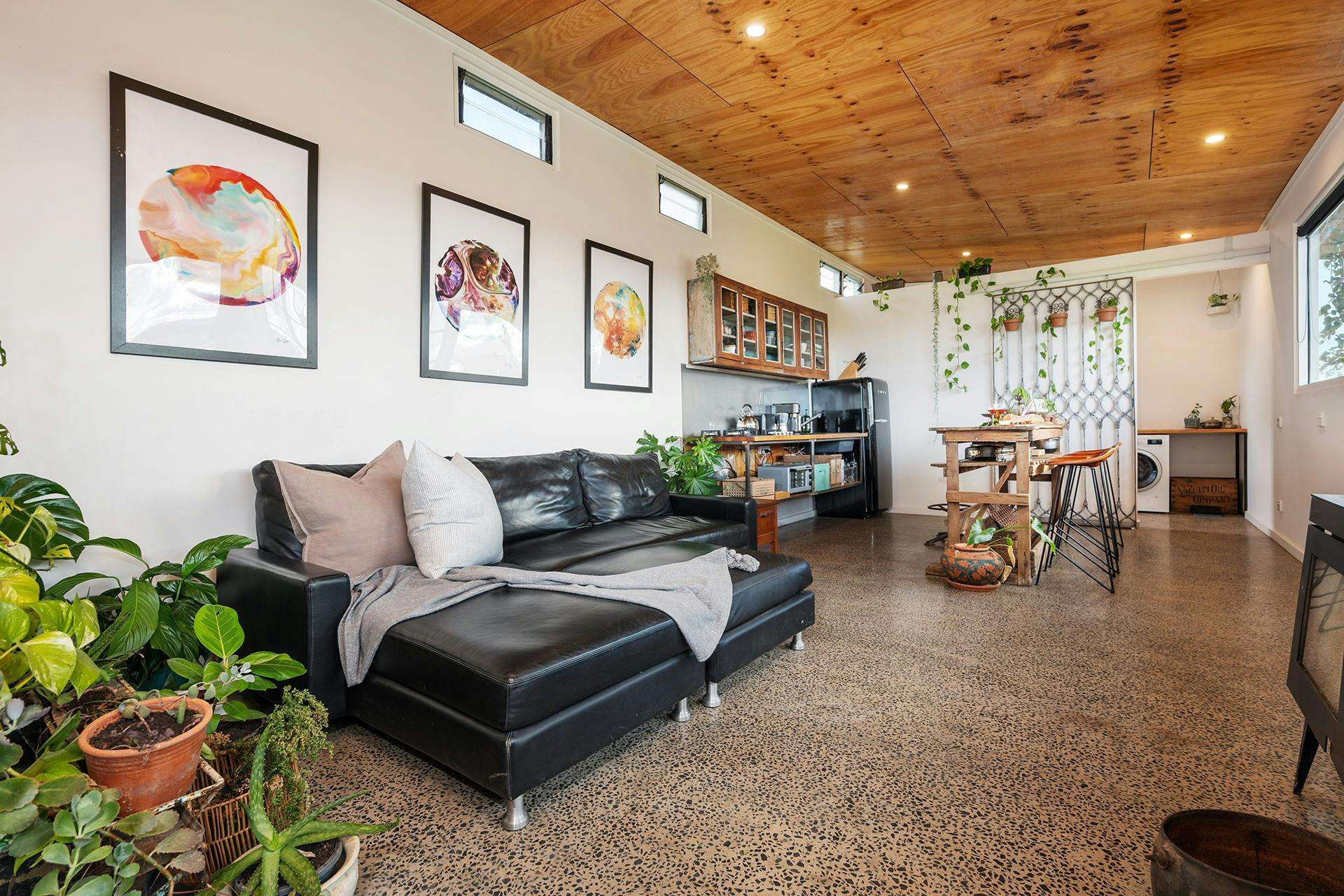 Main room Shed by Zin