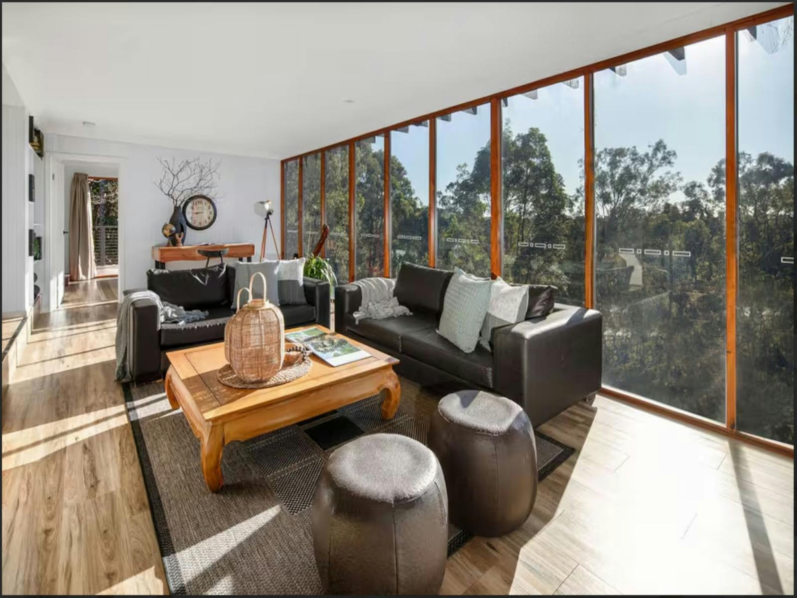 숲이 보이는 아늑한 라운지는 느긋한 아침을 보내기에 적합합니다.