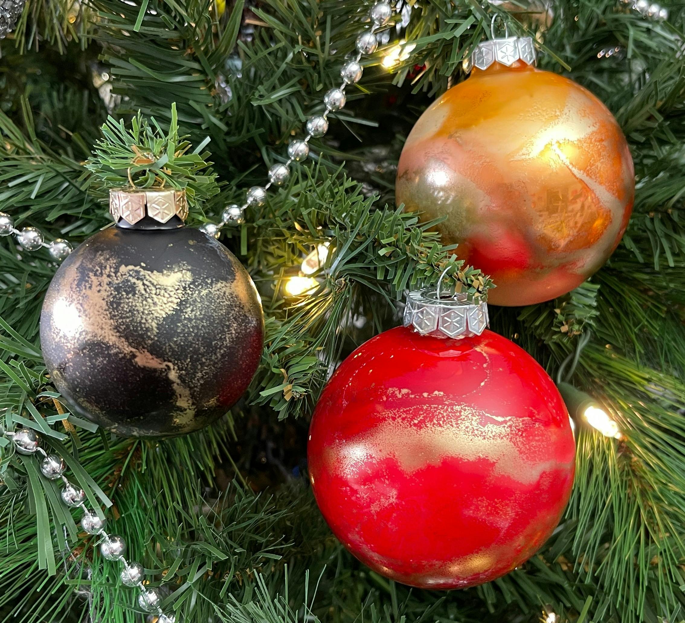Inks on Christmas Baubles & Resin Christmas Tree Board Workshops