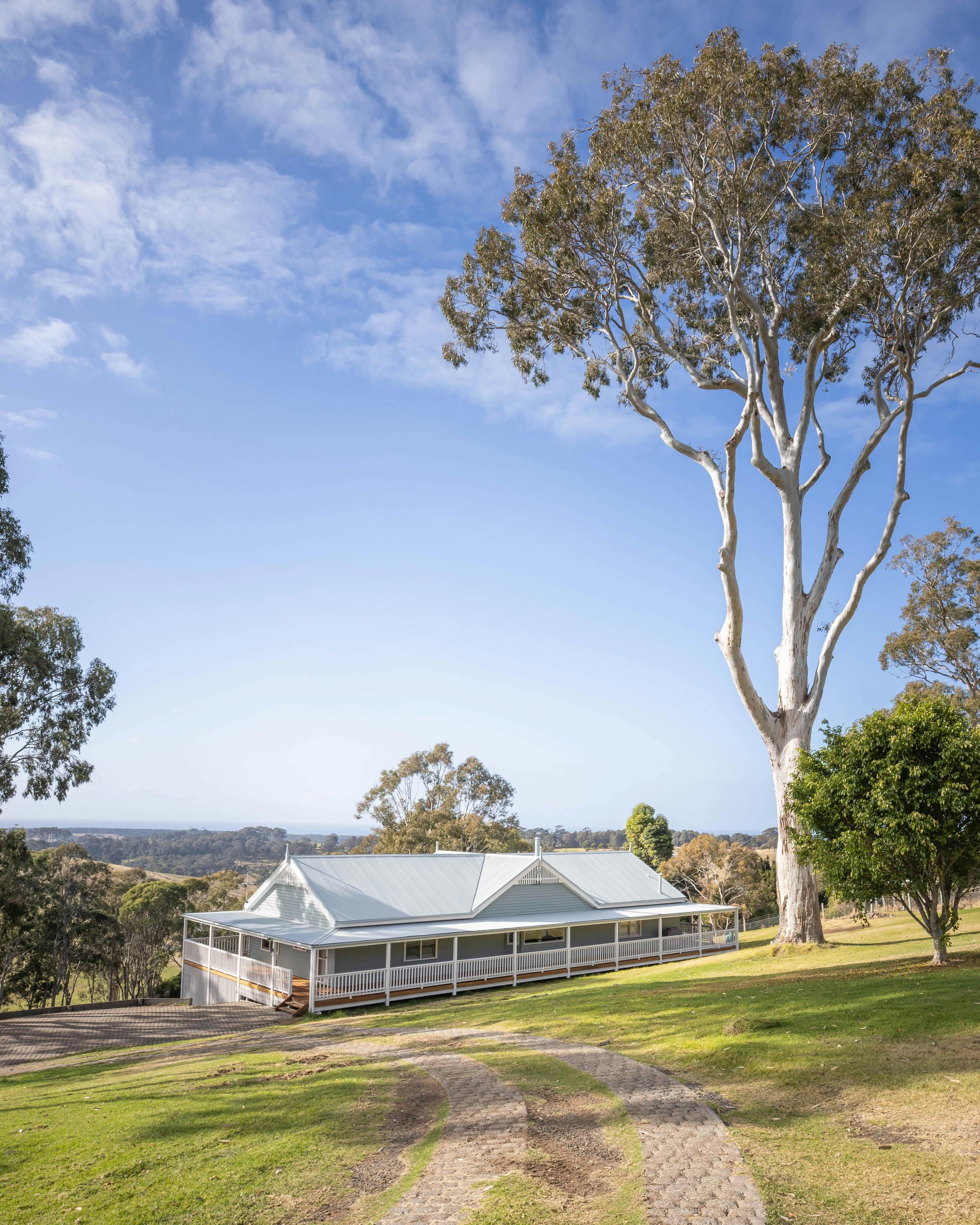 The Bryn at Tilba의 외관은 바다를 배경으로 연한 파란색으로 새롭게 도색되었습니다.