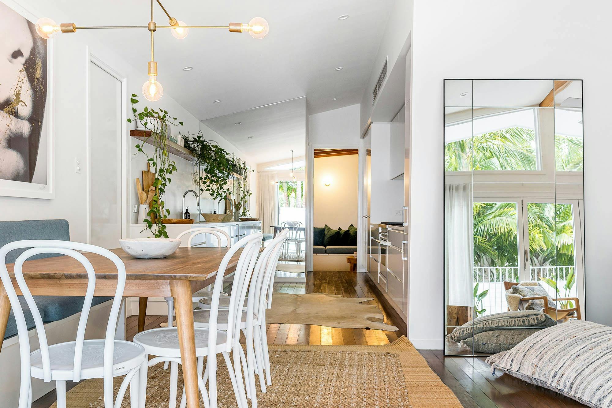 ザ シャレー - バイロン ベイ - ダイニング エリアからキッチンへの流れ