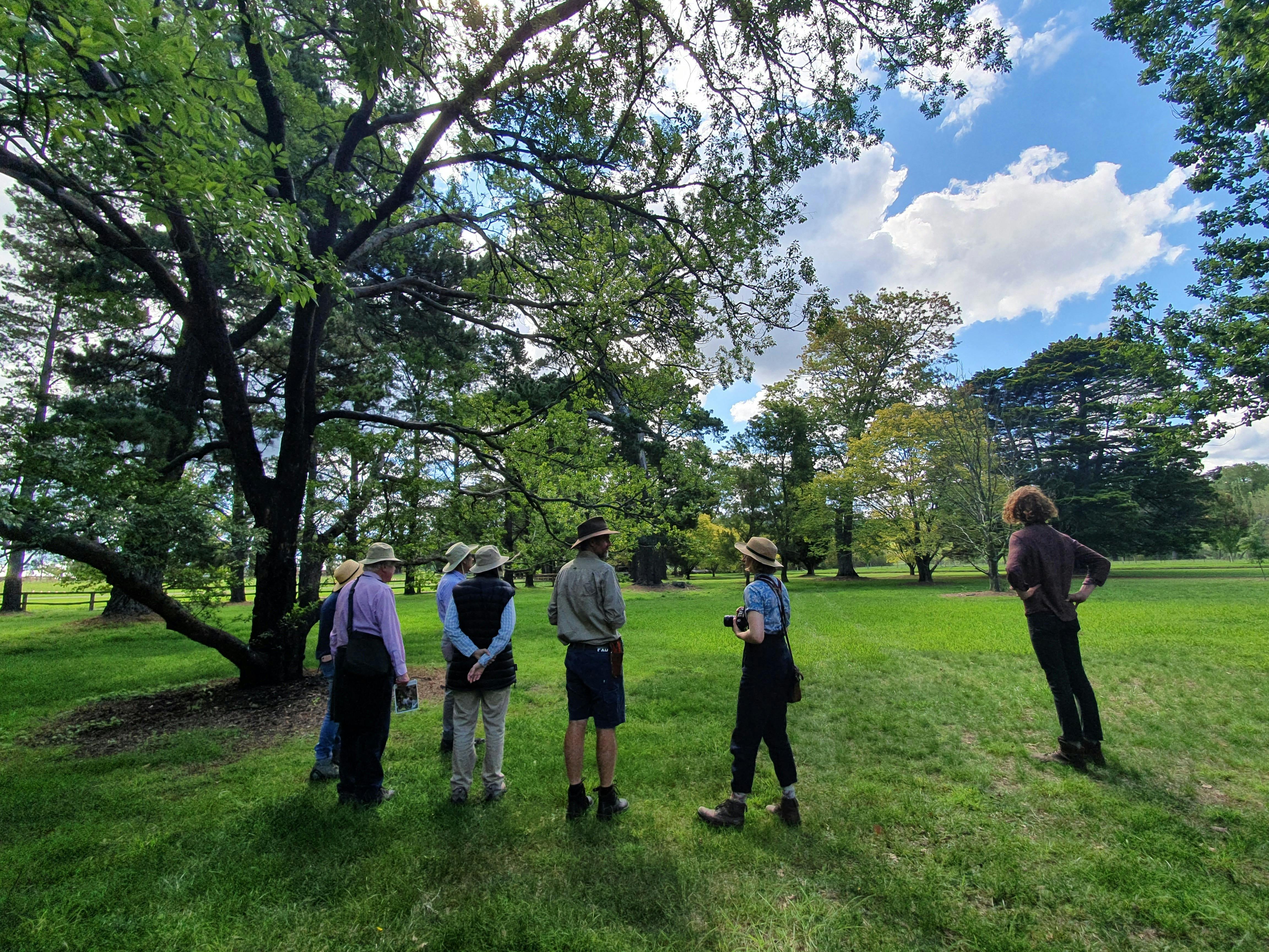 Retford 공원의 정원을 탐험하는 자연 애호가 그룹