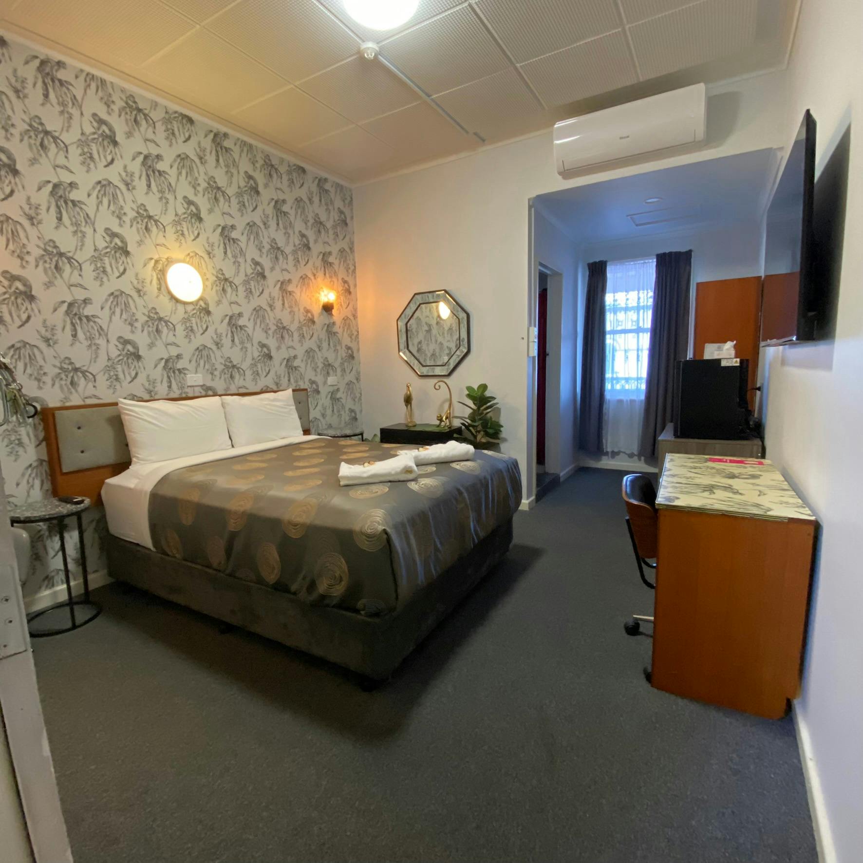 Standard Queen Ensuite