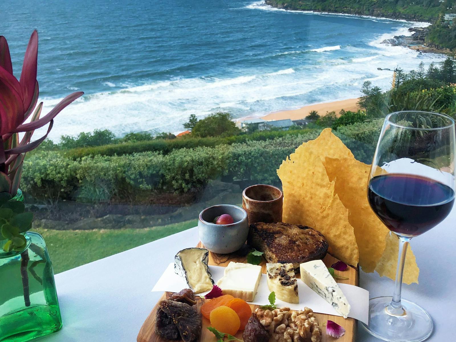 農家のチーズと伝統的な付け合わせの盛り合わせと赤ワイン