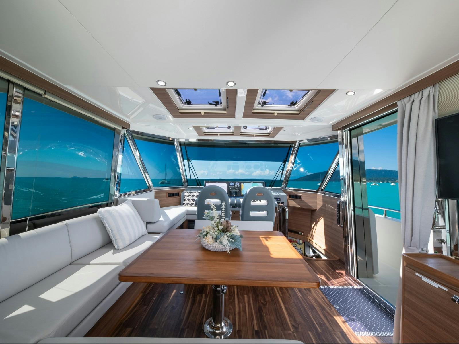 Aquila 54 - Flybridge helm with seating area