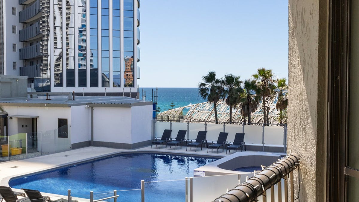 3 Bedroom unit in Surfers Paradise - shared pool