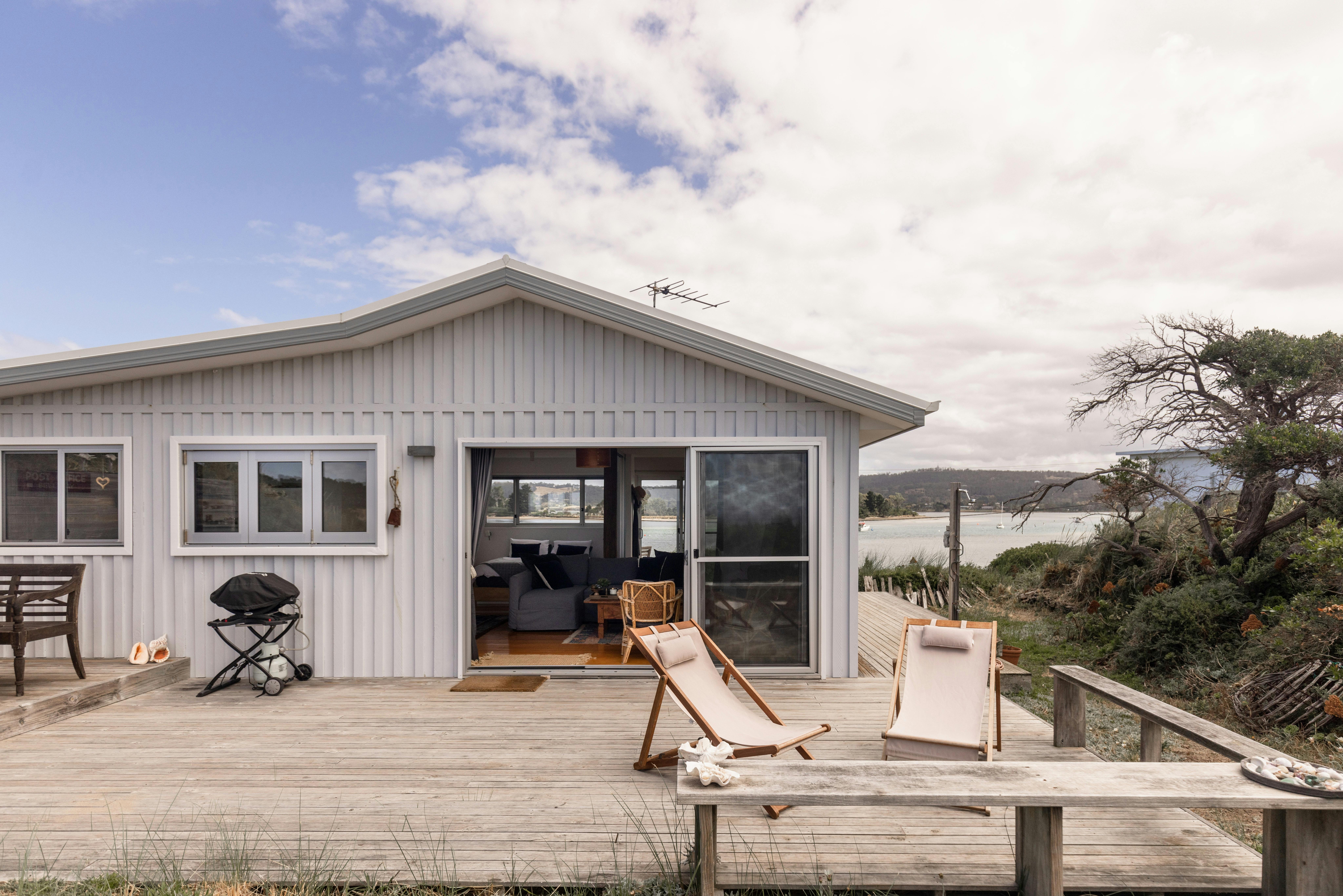 Here you see the whole shack.  Small but perfectly proportioned for a short or long stay.