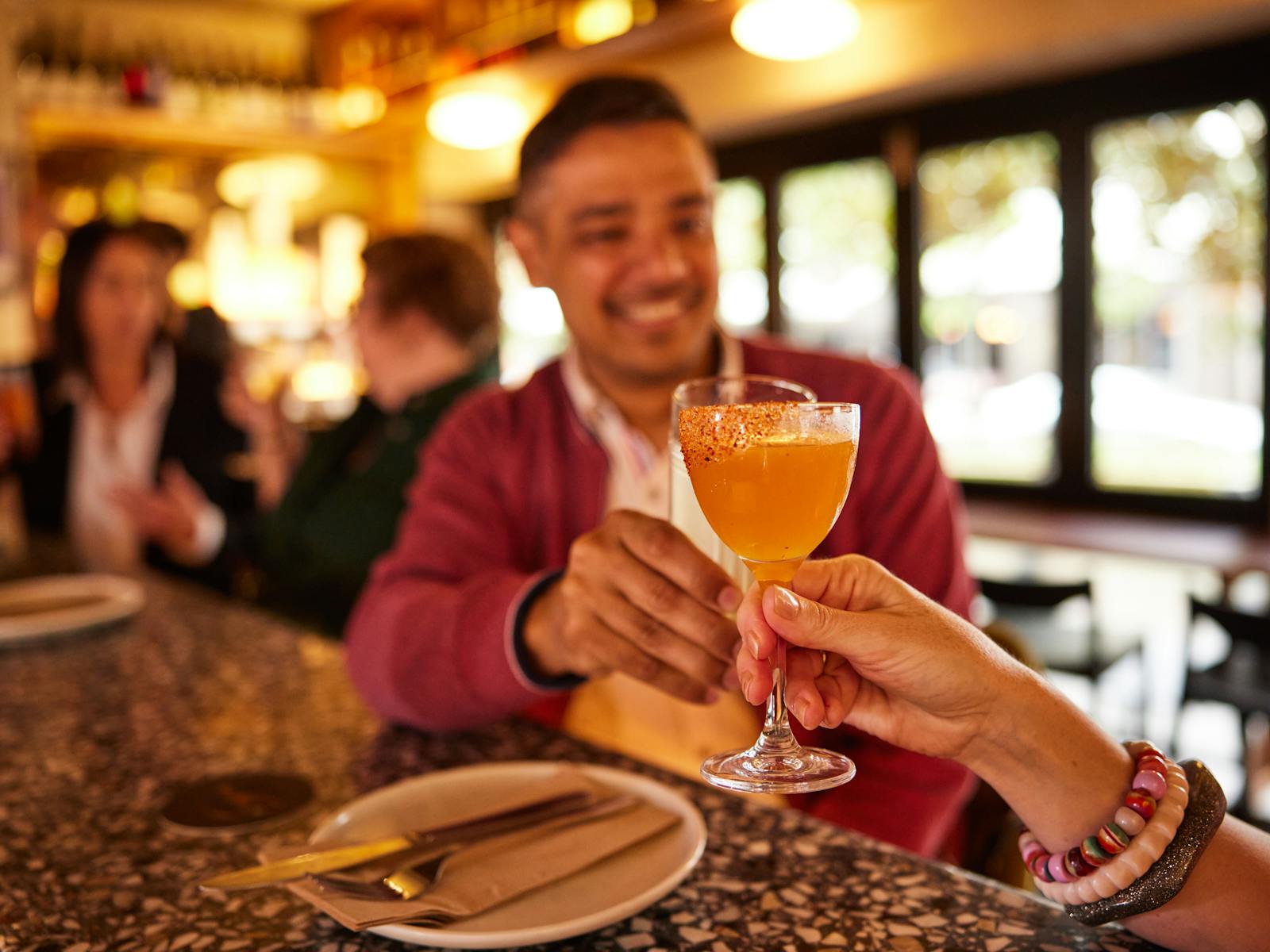 게스트가 딸딸이를 치며 웃는다.