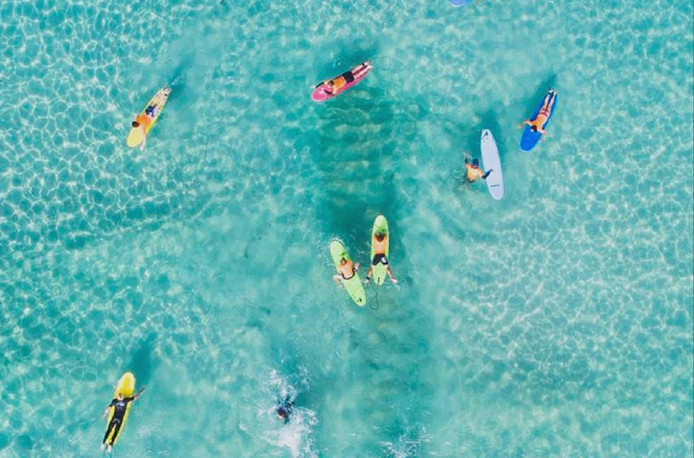 Crystal clear waters and perfect waves to learn surfing
