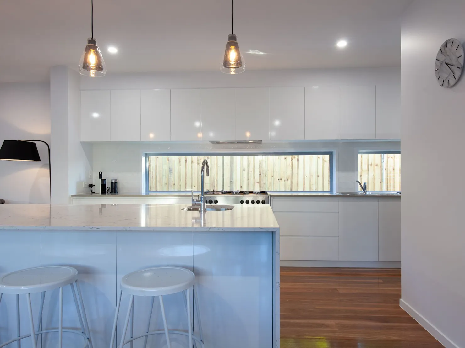 Fully equipped kitchen with breakfast bar