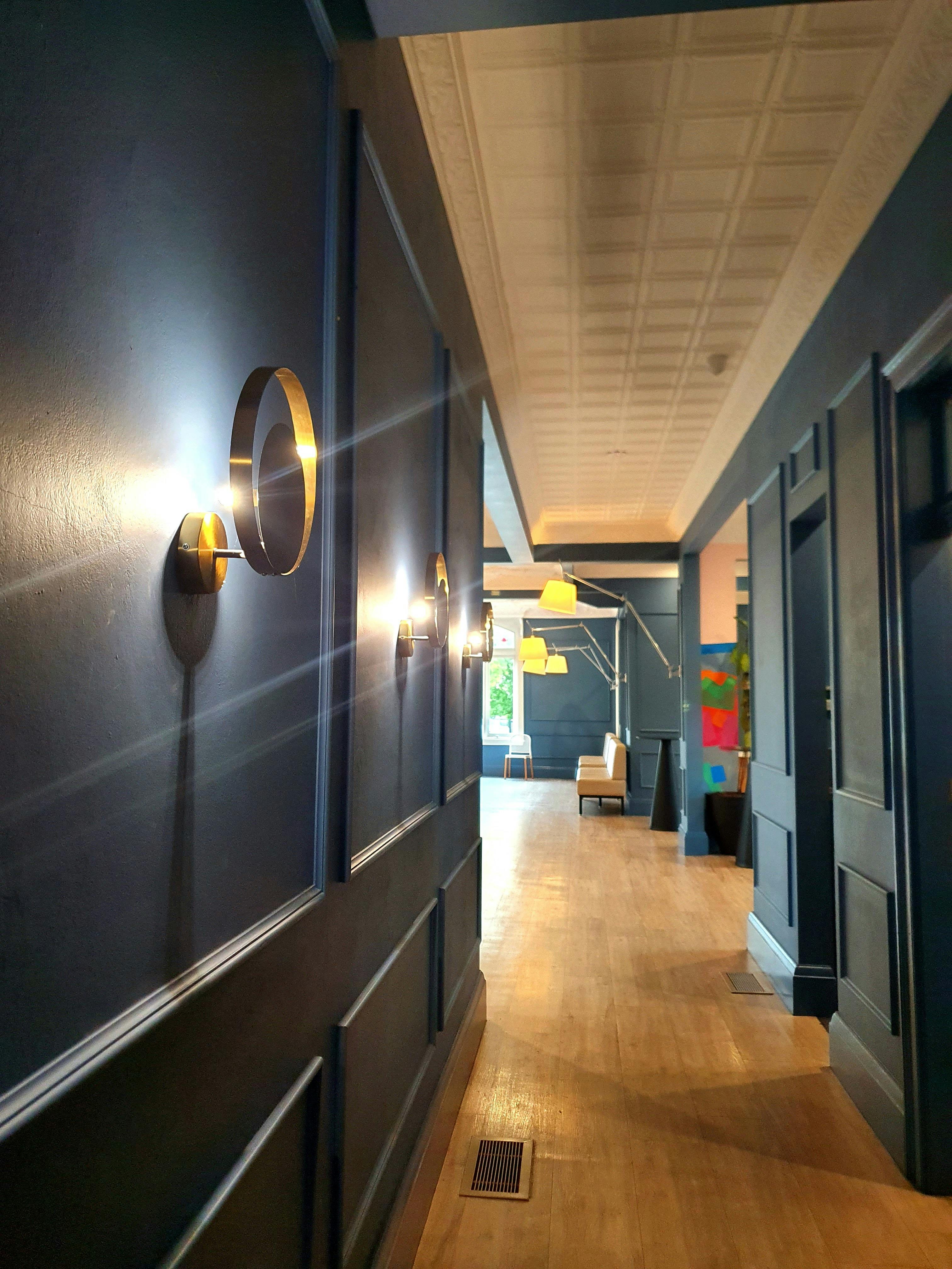 예술적인 복도 조명이 복도를 더욱 돋보이게 합니다.