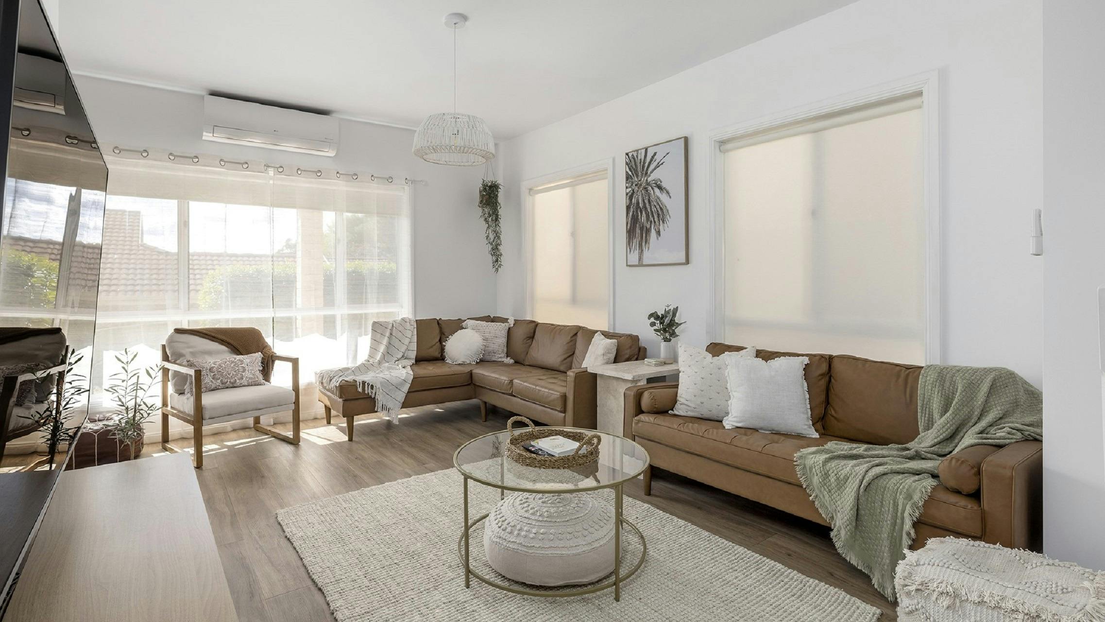 평면 스마트 TV가 있는 라운지룸