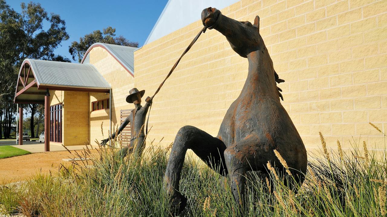 Drovers sculpture in the grounds of the Mathoura Visitor and Business Centre