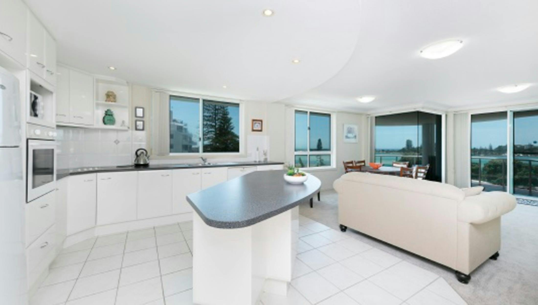 물 전망이 보이는 거실