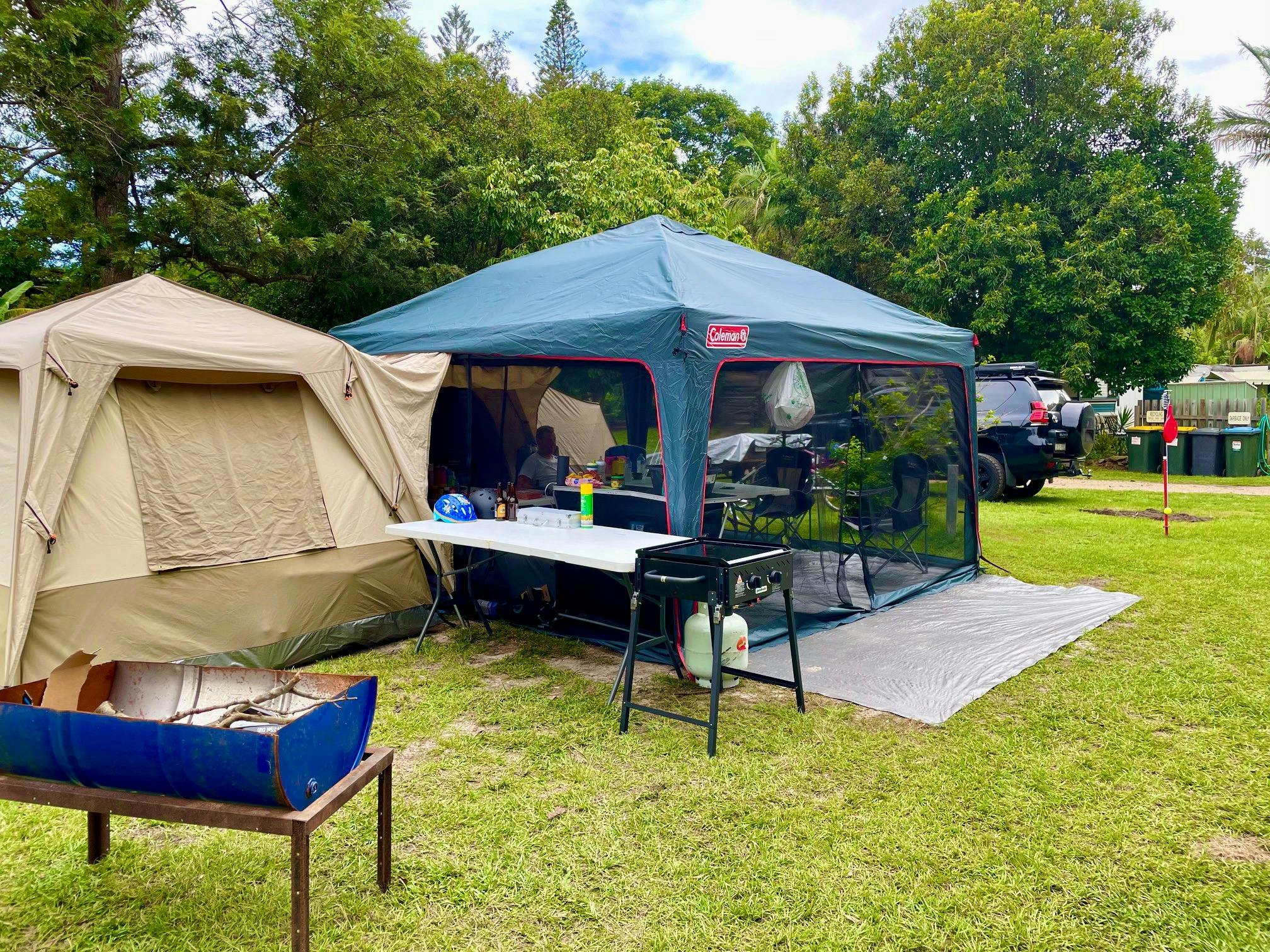 전원이 공급되는 캠핑장 불을 피울 수 있는 공간 텐트와 차량이 있는 공간.
