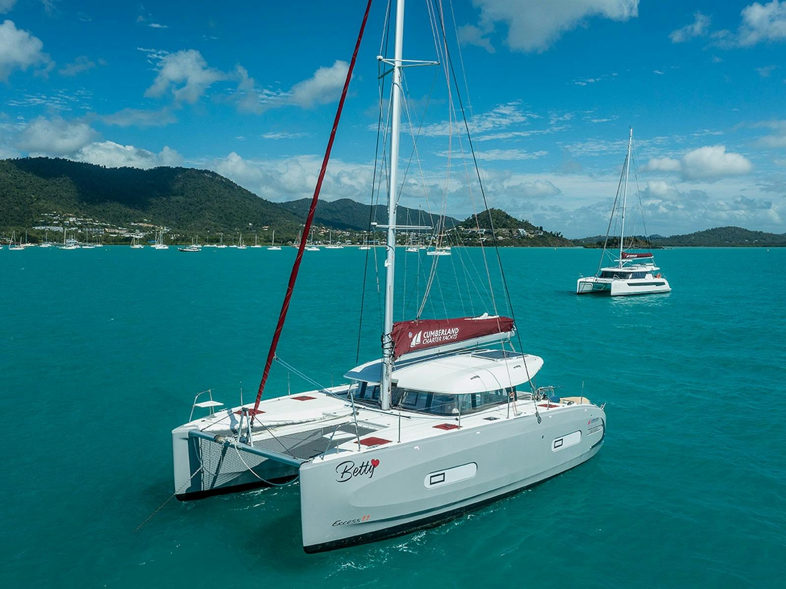 2 SAILING YACHTS IN THE WHITSUNDAYS