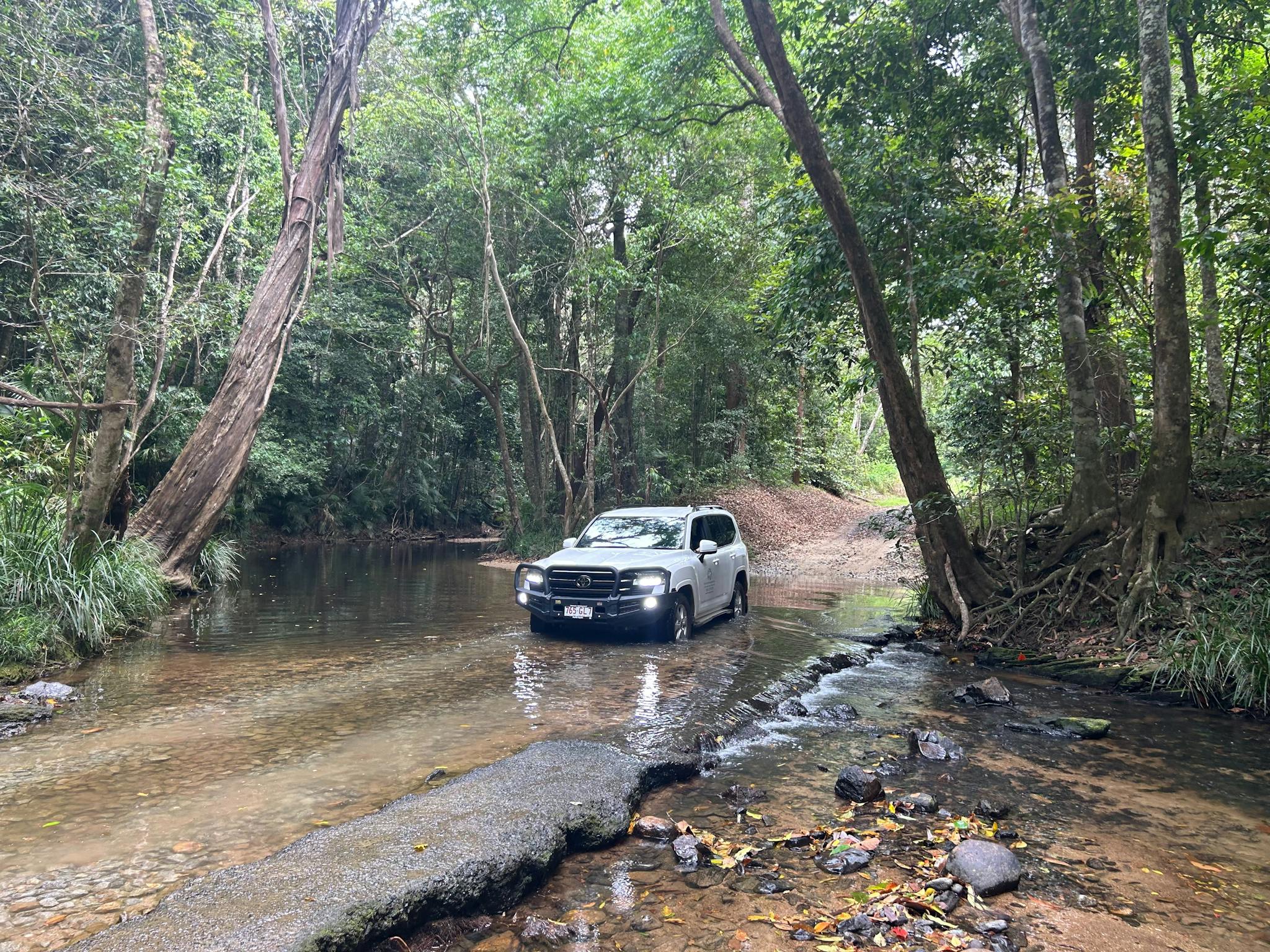 4WD Crossing river 4WD Crossing river