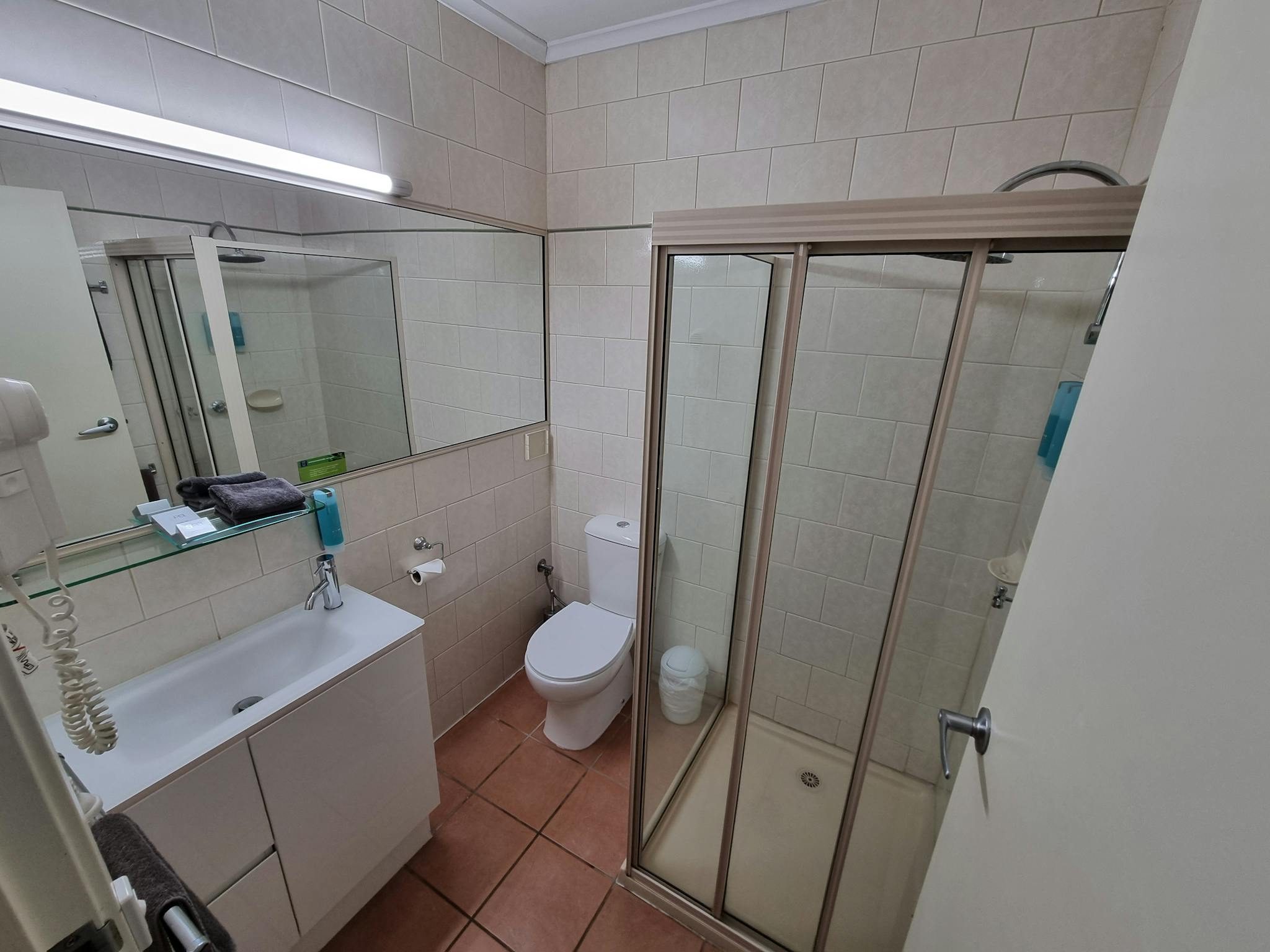Deluxe Queen room bathroom