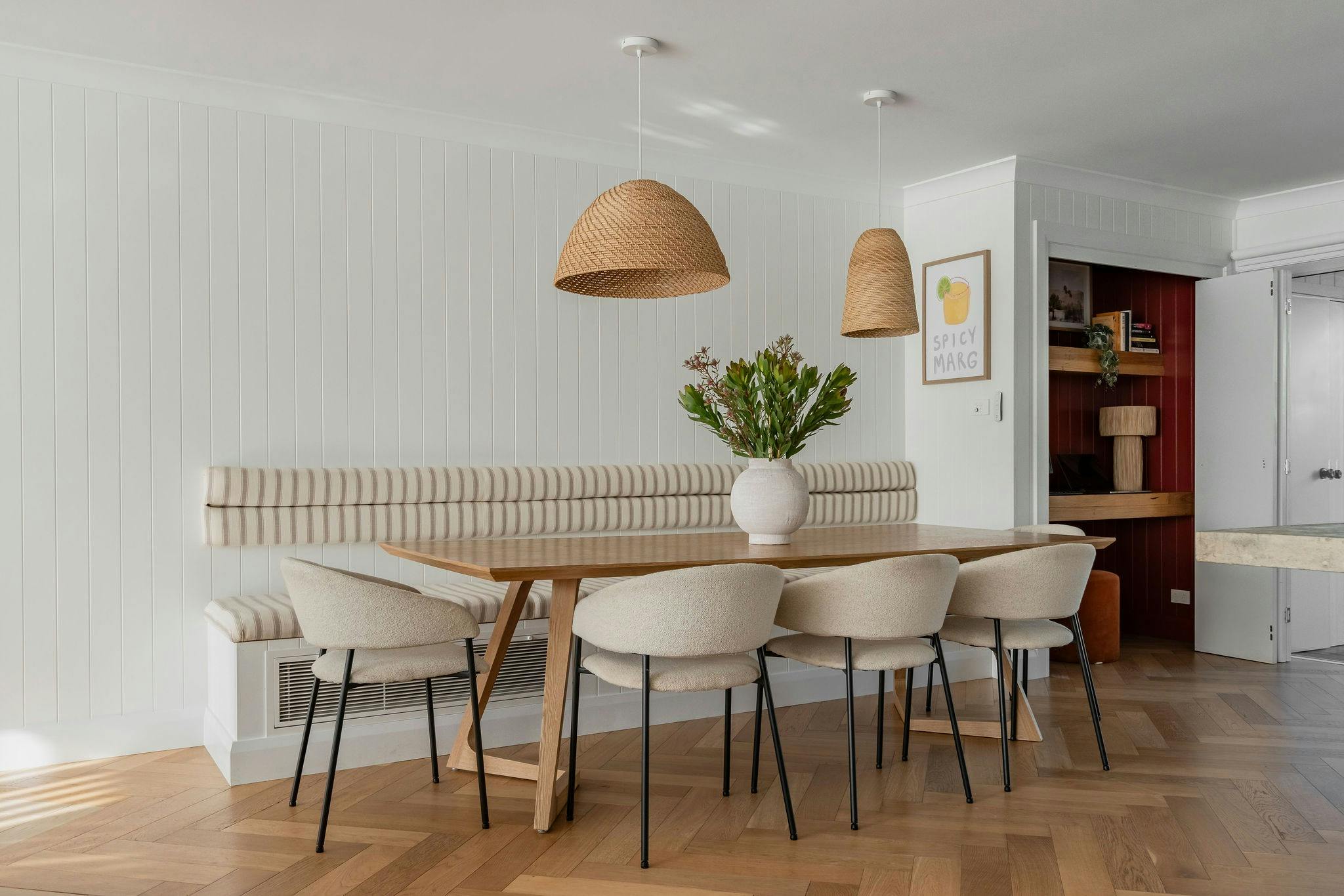 꽃꽂이와 라탄 펜던트로 식탁을 꾸민 이미지