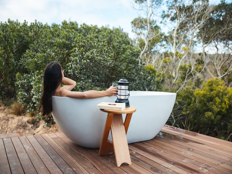 Outdoor bathtub
