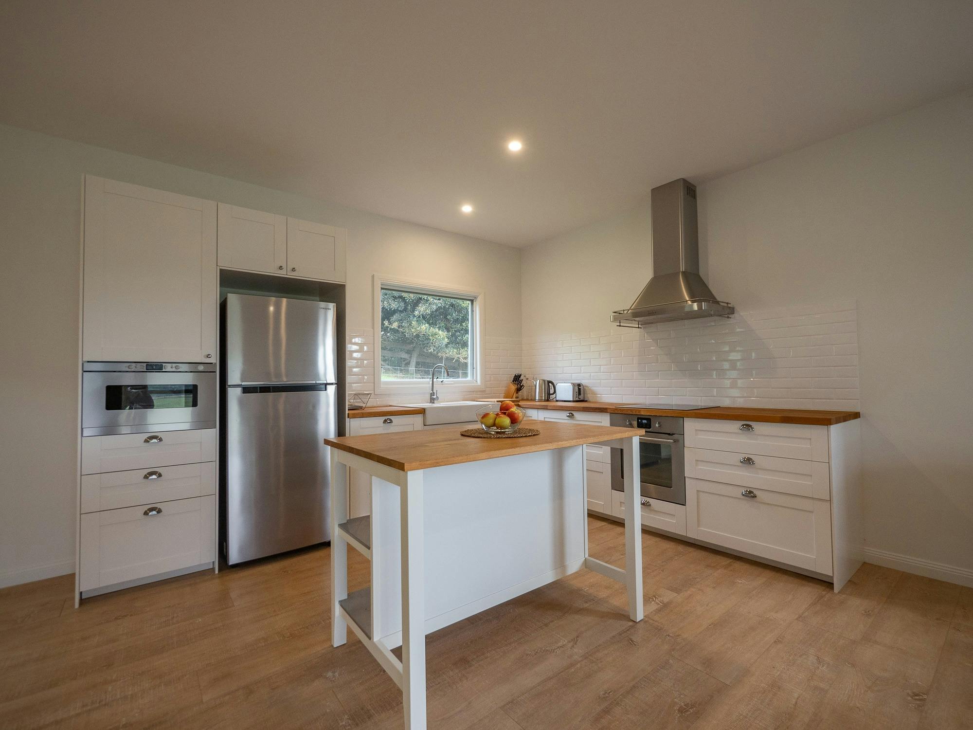 Fully - equipped kitchen and bar