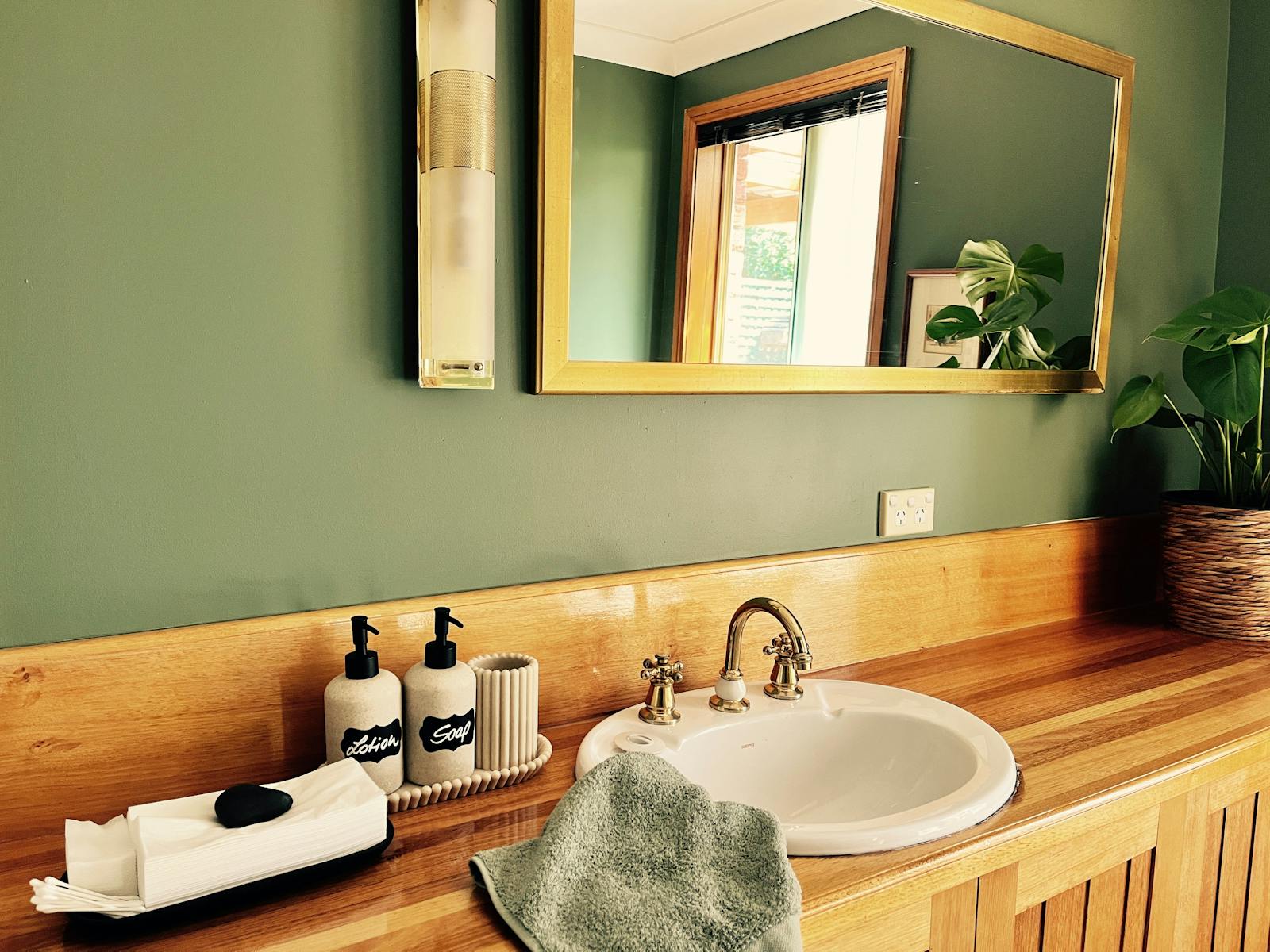 View of the bathroom of the Garden Studio of Green Gables B&B