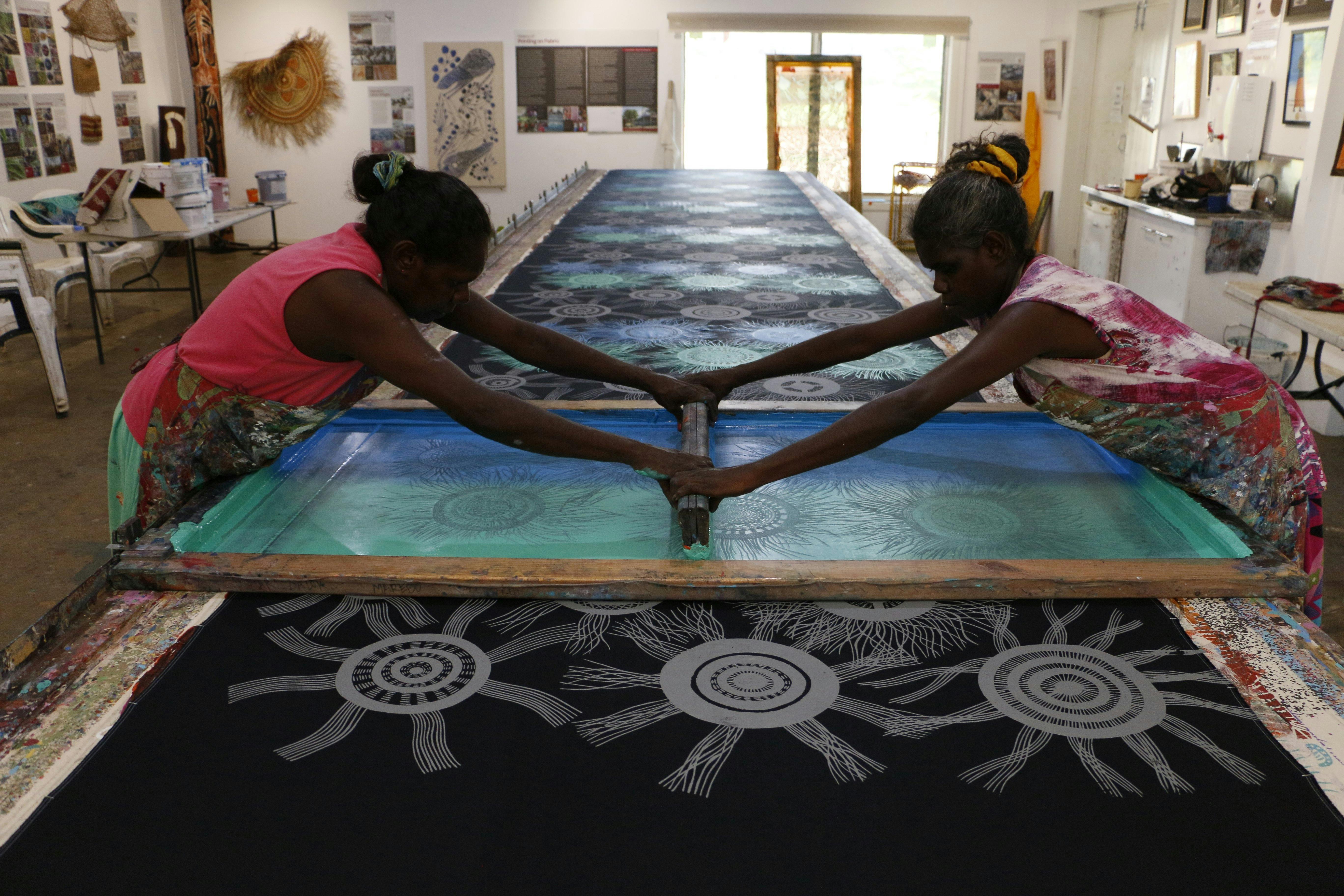 Injalak ladies screenprinting
