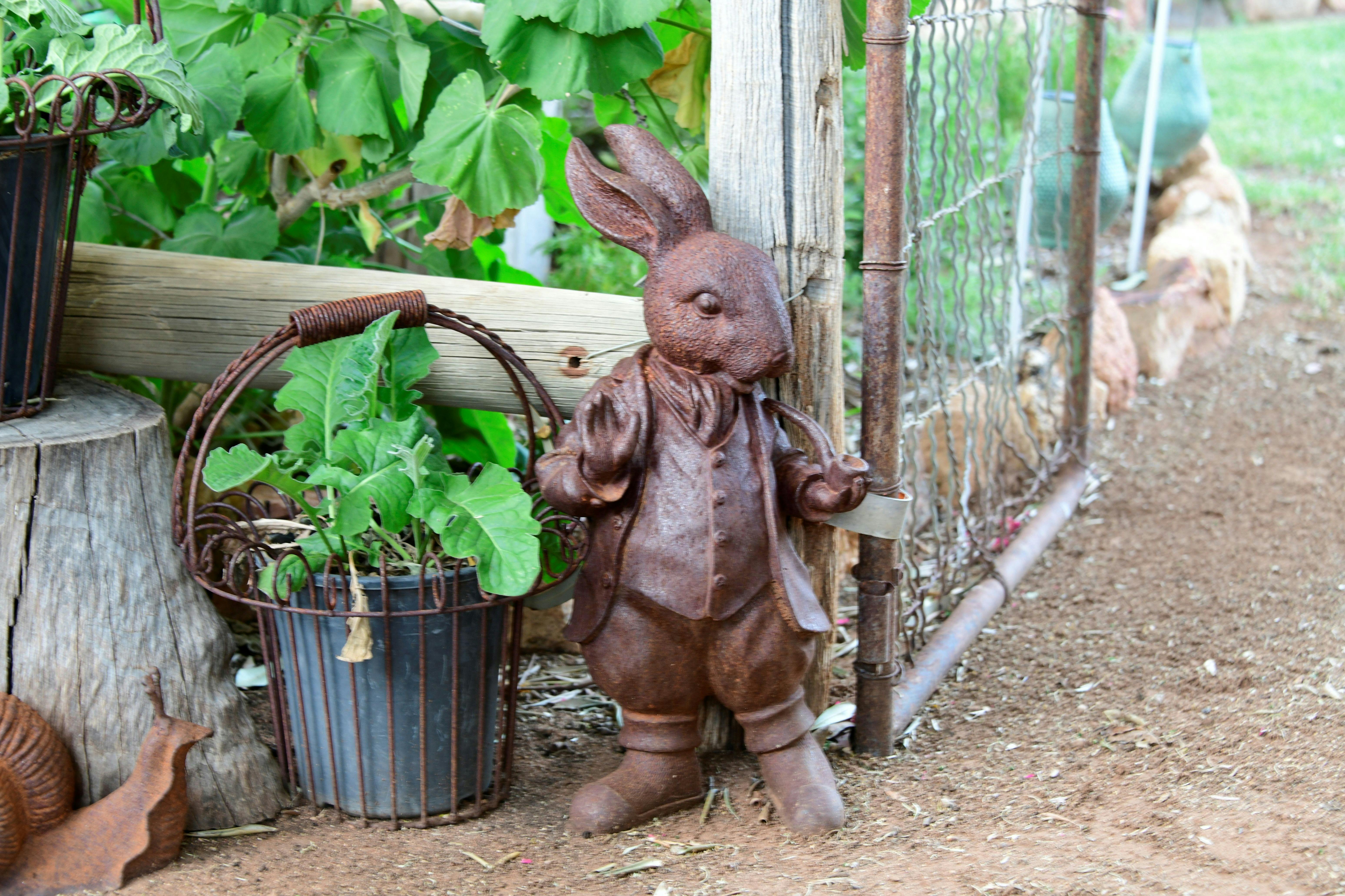 Gusseiserner Hase in den Gärten