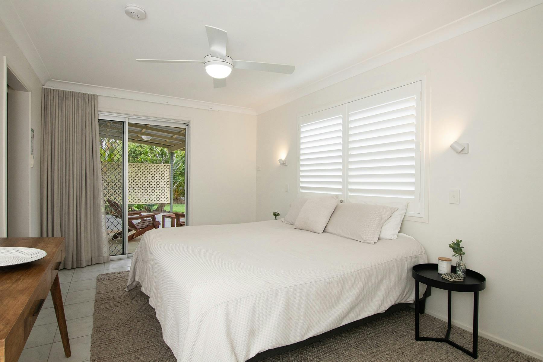 전용 욕실과 전용 출입구가 있는 고급 킹 사이즈 침대