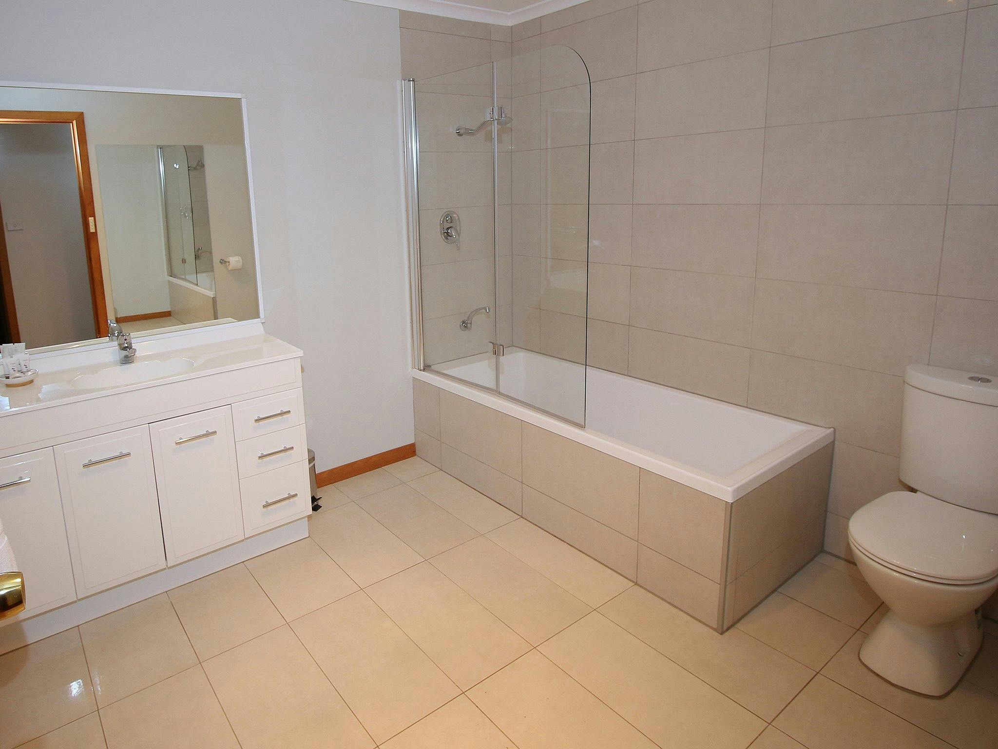 Riverview House Main Bathroom