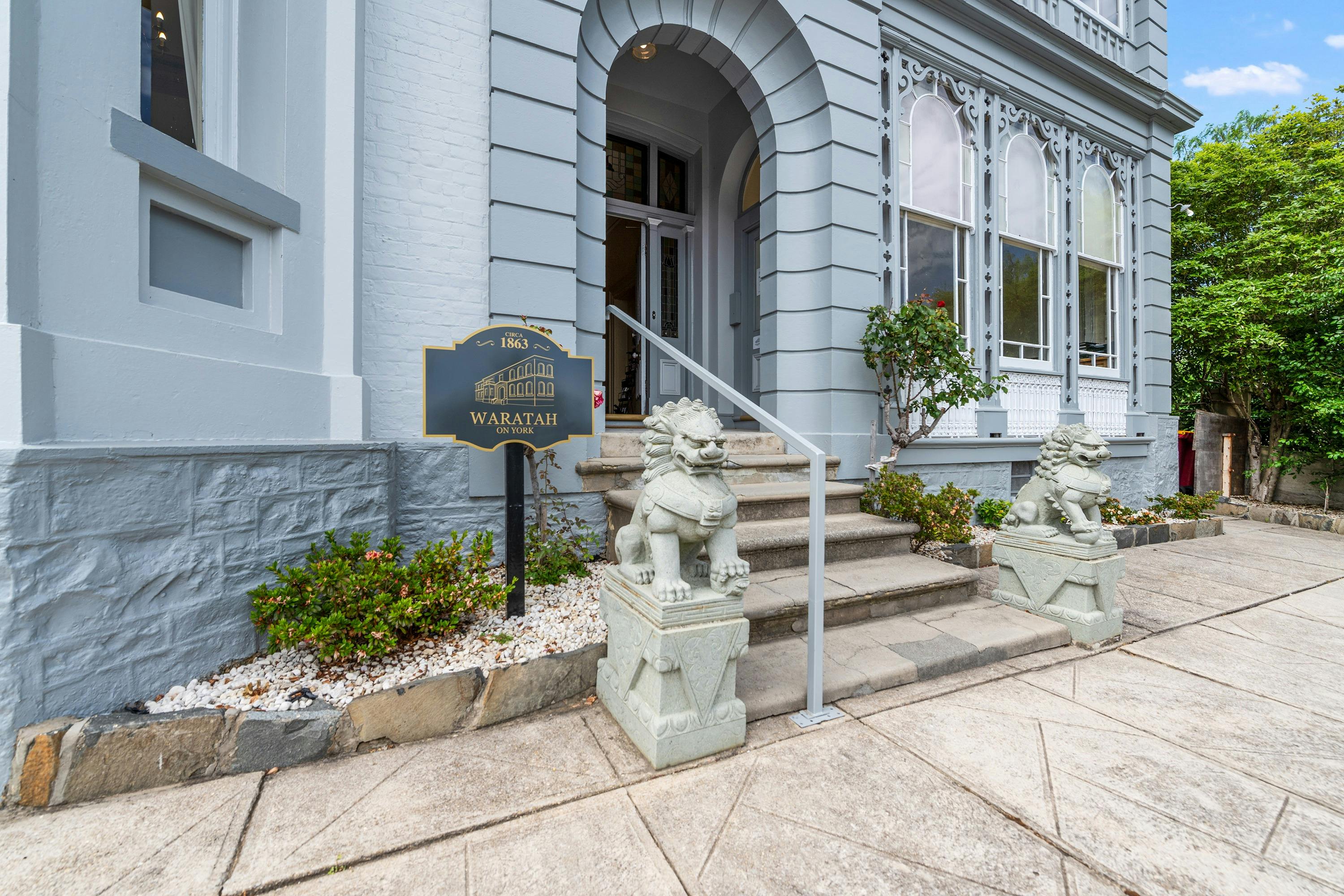 Waratah On York Entrance