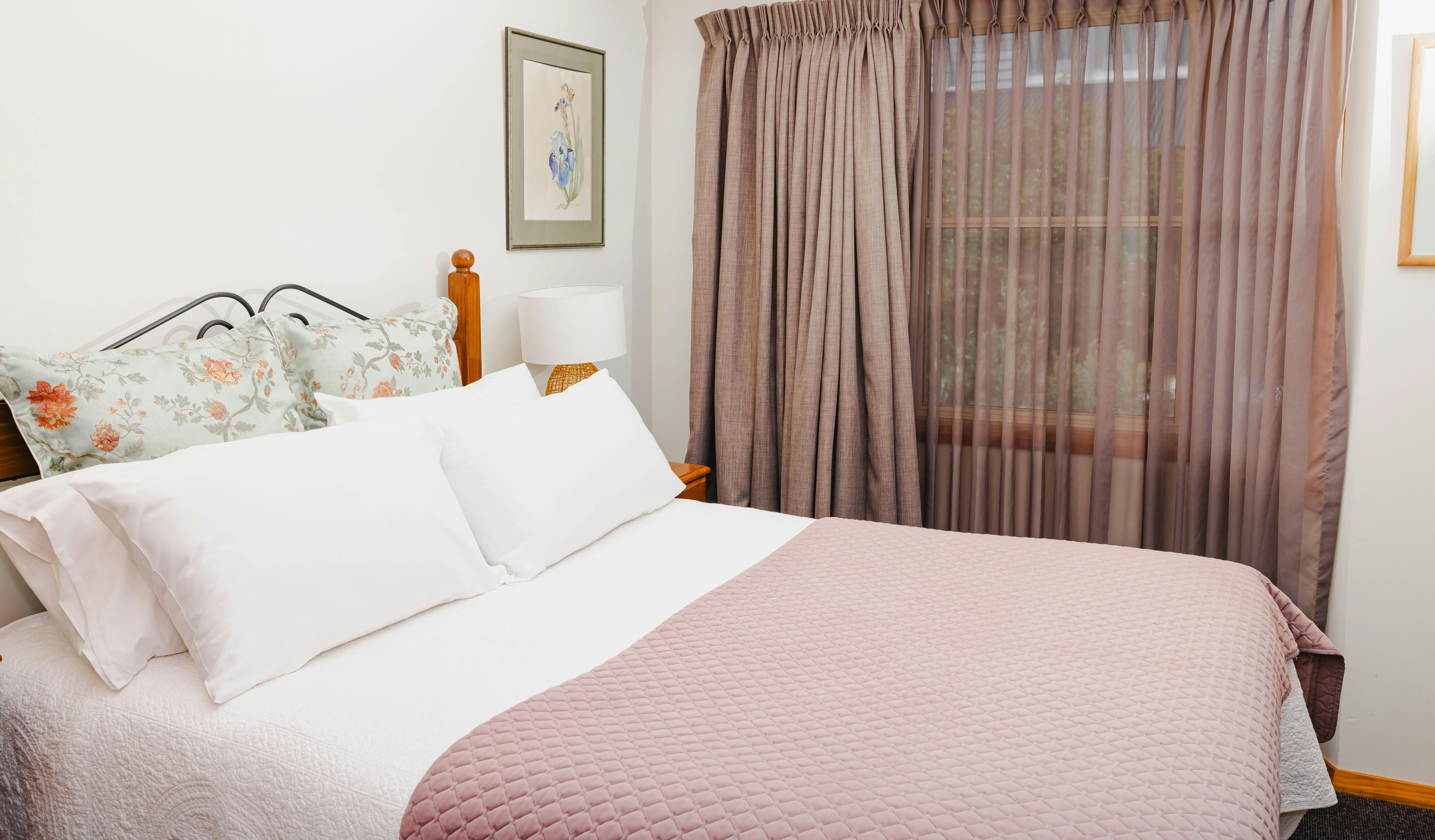 Queen bed, 2 bedrooms, amazing views from the queen bedroom