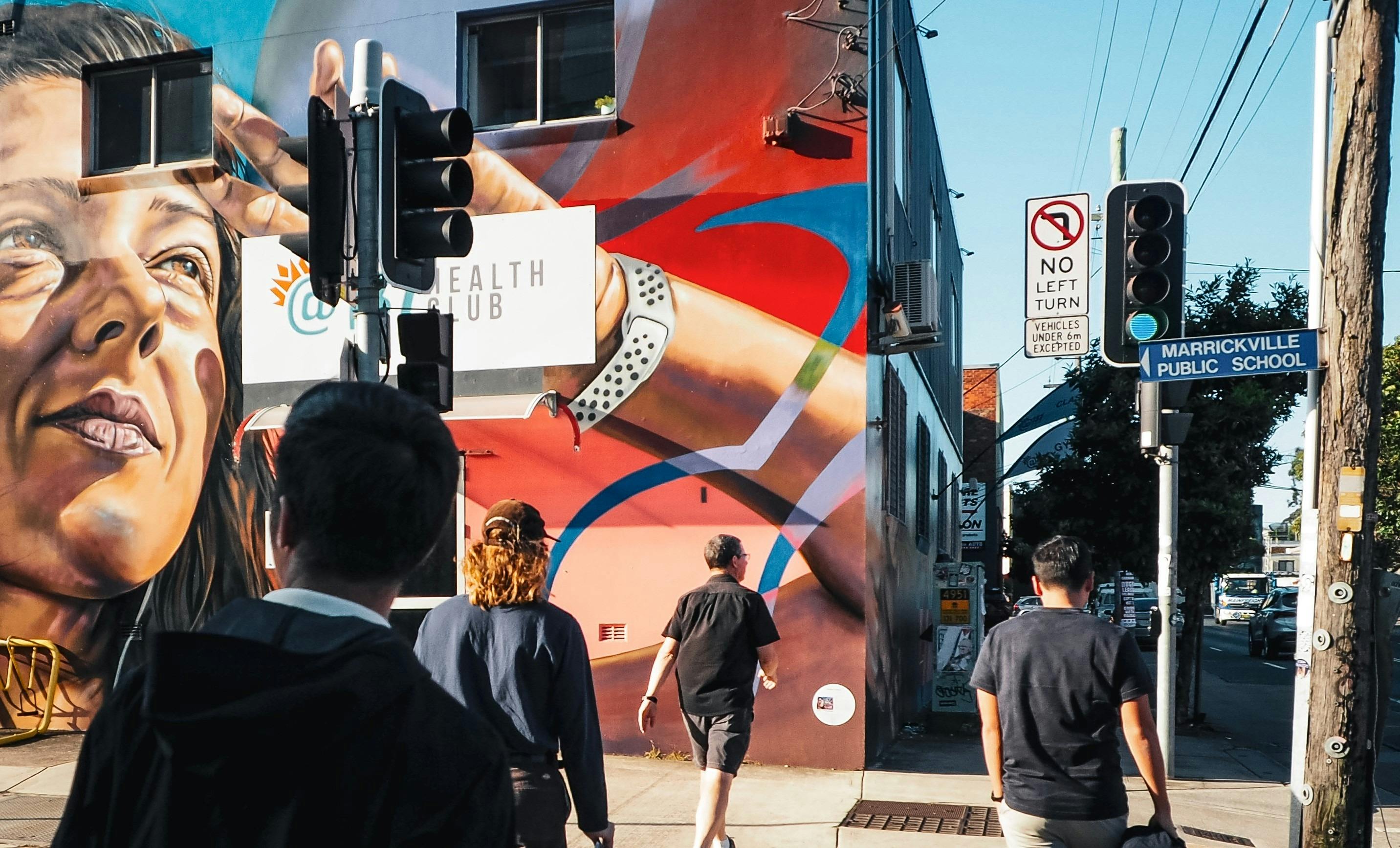 通りを渡る人々 デイブズ マリックビル マンチ - シドニー フード ツアー