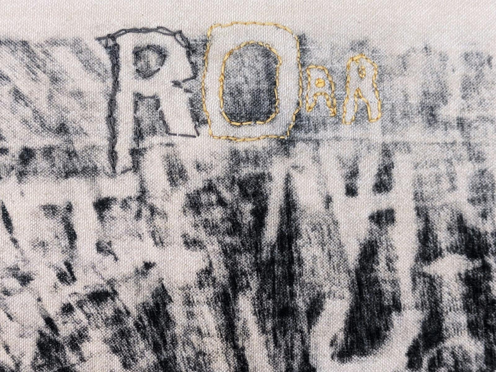 100년 된 삼나무 책상의 직물 문질러진 부분에 자수한 디테일