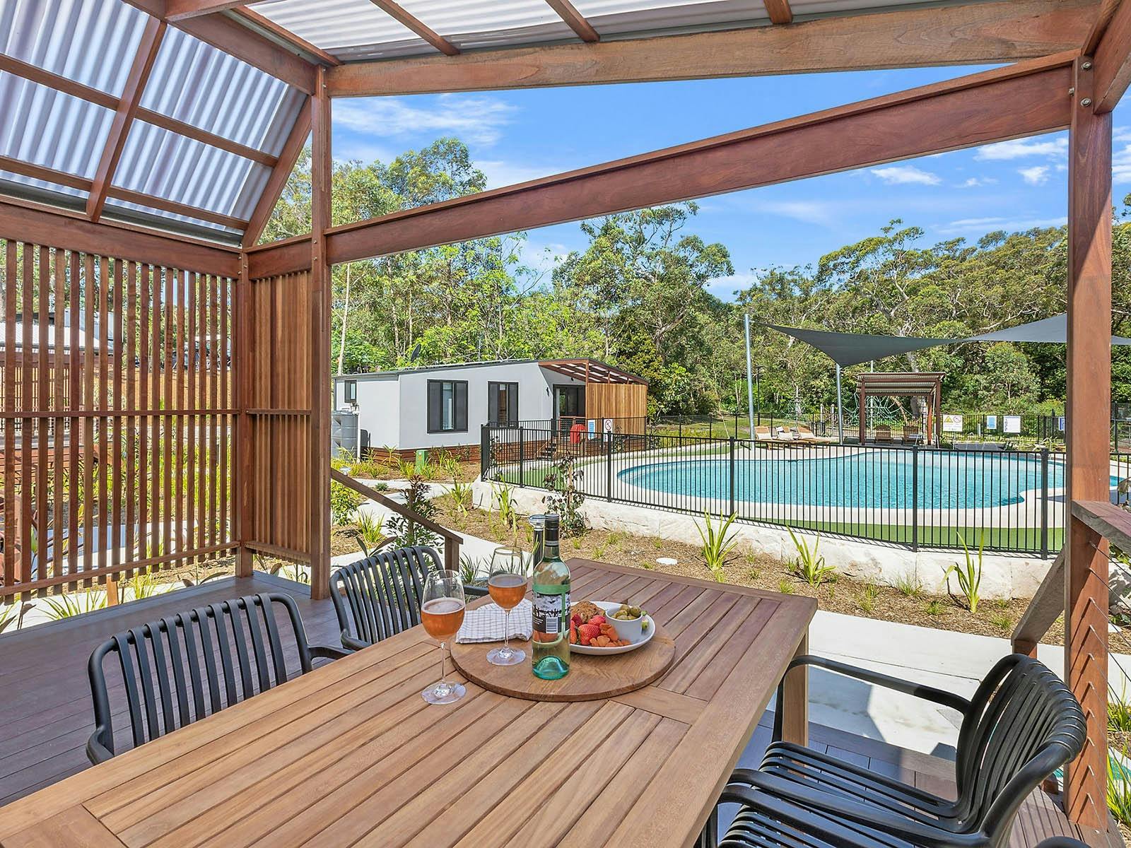Jimmys Beach - poolside cabins