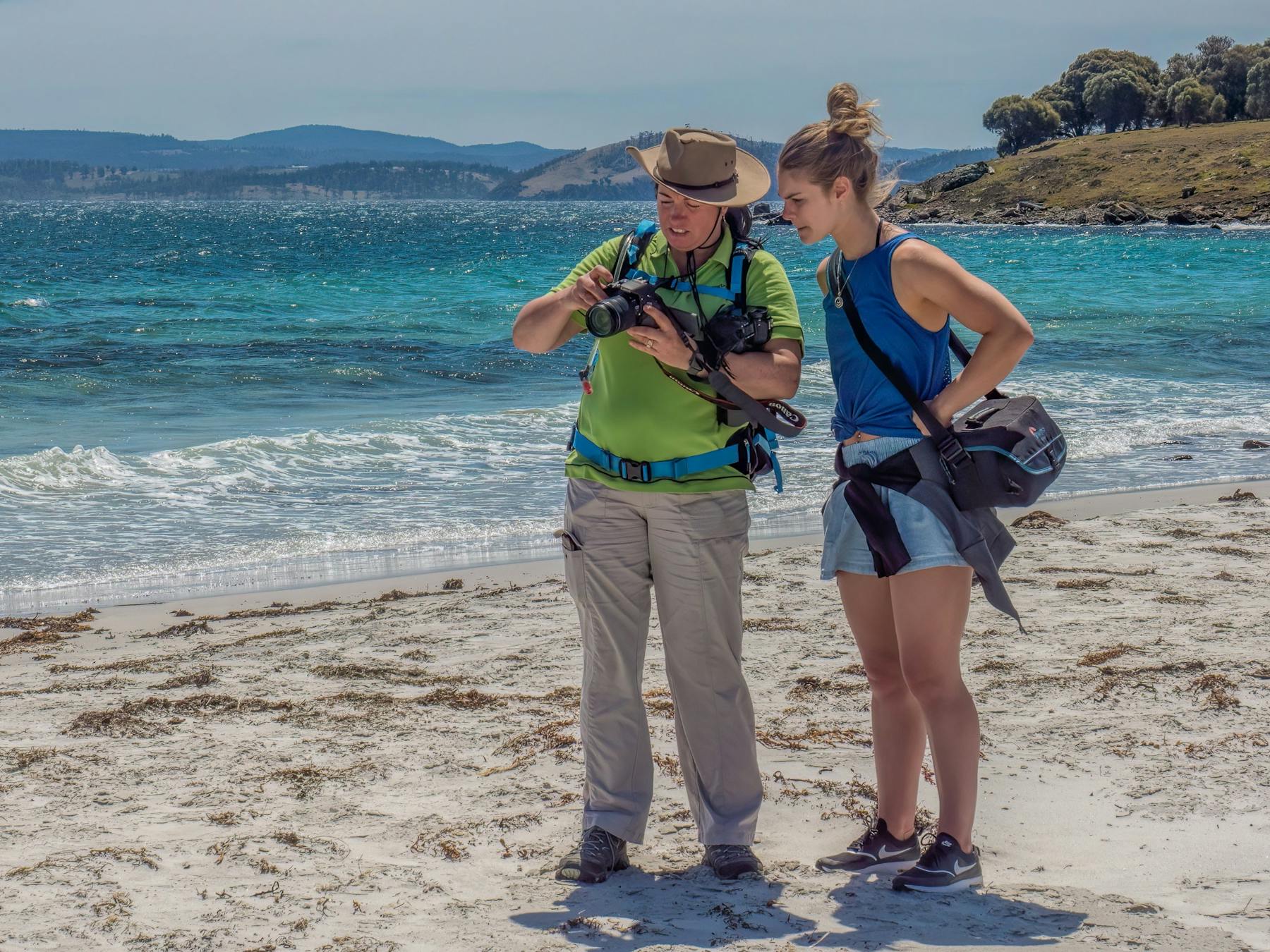 photography guide provides assistance to a photo enthusiast while on tour