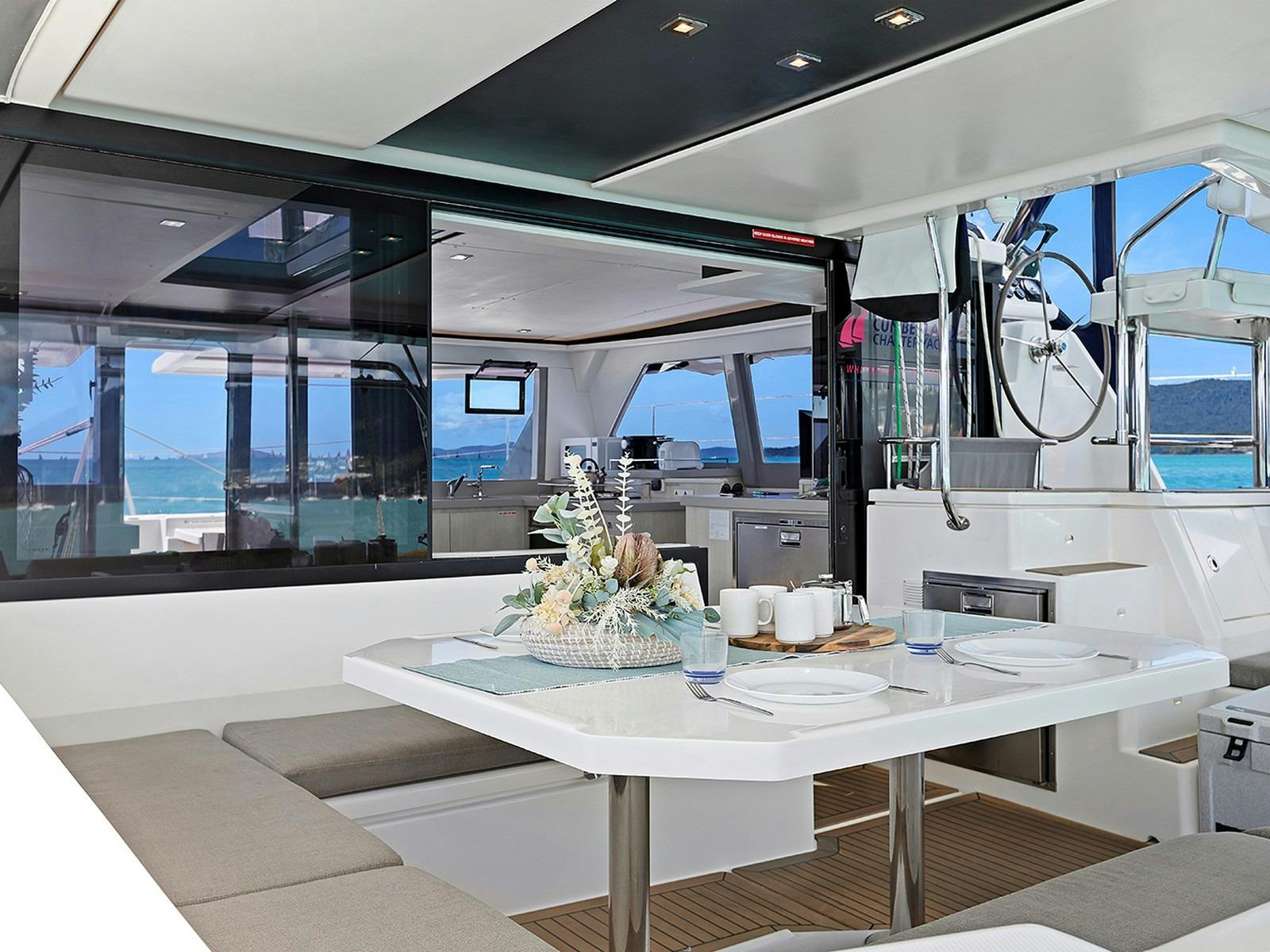 Leopard 45 - Aft deck dining