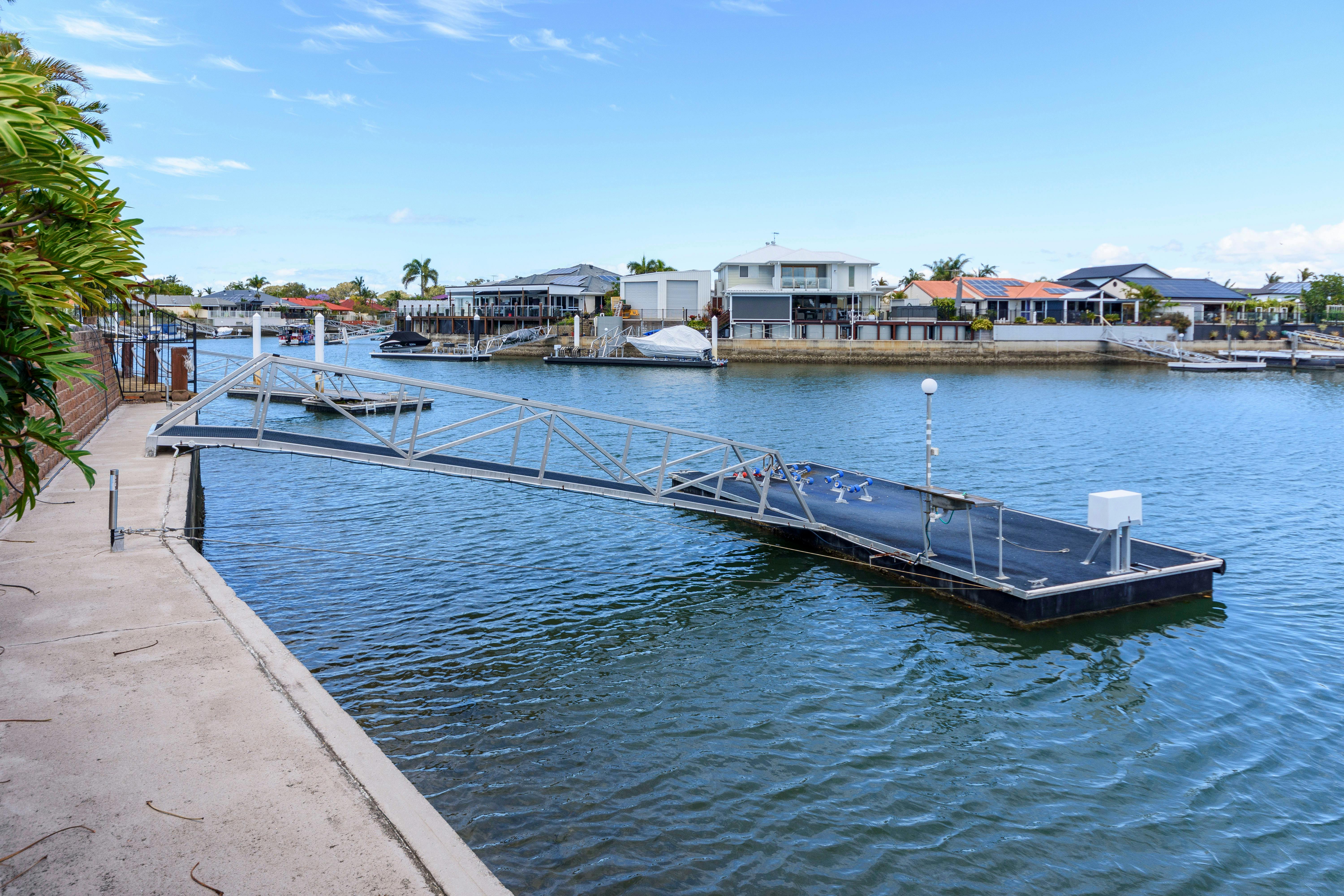 Island Paradise On The Canal