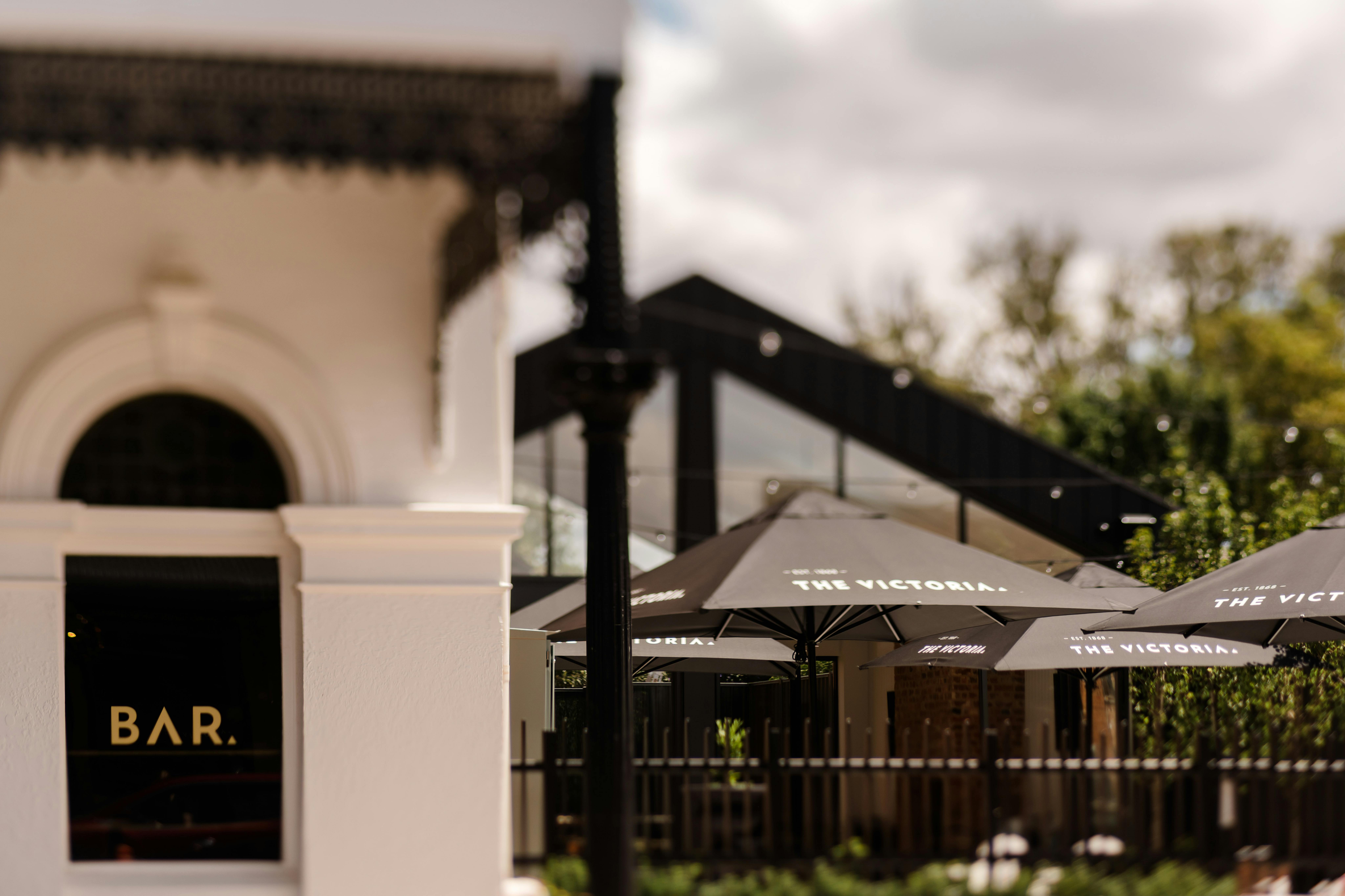 路斯格倫維多利亞酒店的酒吧和啤酒花園